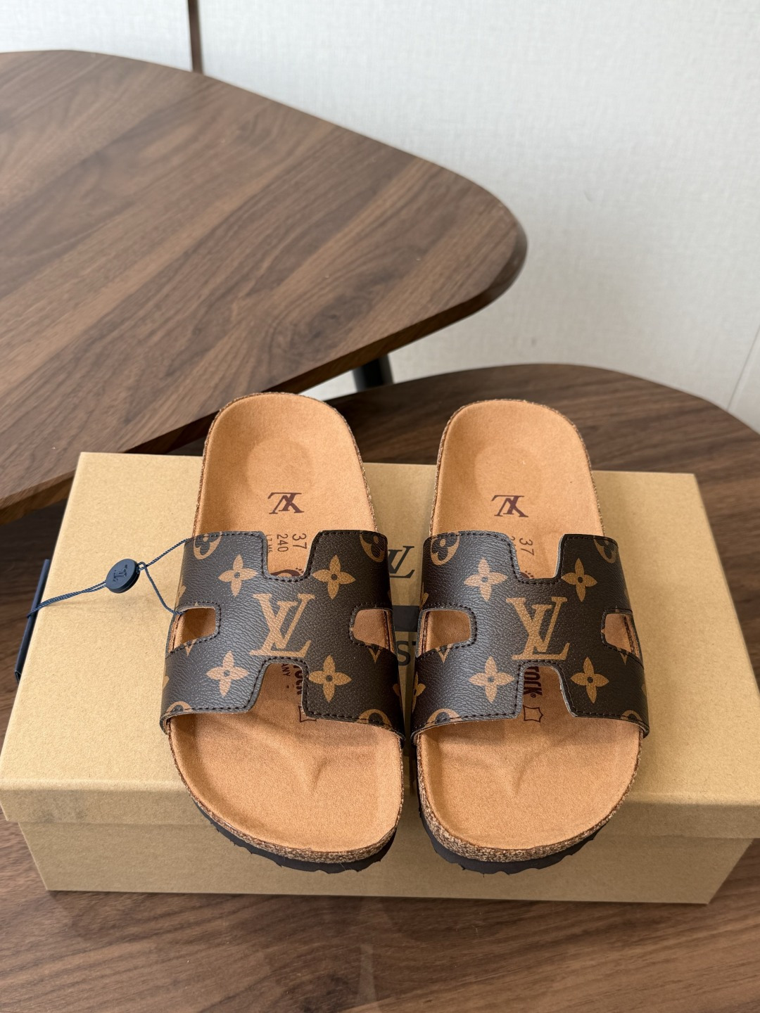 NO:875067,Birkenstock19860909Birkenstock x 联名Lv 情侣款 系列 这两个品牌刚出联名我就心动了 代购找很久才买到货,真的一鞋难求,真的超级好看,姐妹们给我冲 Size#35-45（女40 男45 定做不退换）,拖鞋,birkenstock,louis vuitton,slippers,Women's Shoes