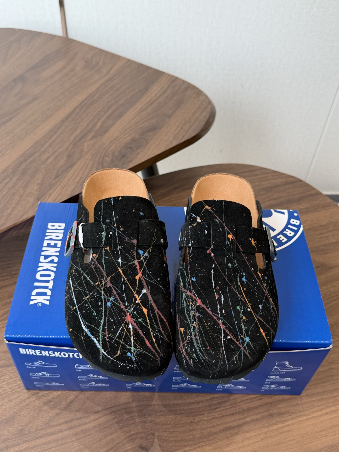 NO:875060,Birkenstock 29ss new style Birkenstock couple style Baotou slippers. I have been attracted by this brand since it came out. I have been looking for it for a long time before I got it. It is really hard to find a pair of shoes. They are really good-looking. My sisters made them for me. Fabric imported suede Fabric cowhide leather Outsole IP foam outsole Size #Female 35-40 (40 is custom-made and cannot be returned or exchanged)  #男39-45 (45 is custom-made and cannot be returned or exchanged), half drag, birkenstock, cowhide, chamois leather19860909Birkenstock 29ss 新款 勃肯 情侣款 包头拖 这个品牌刚出我就心动了 代购找很久才买到货,真的一鞋难求,真的超级好看,姐妹们给我冲 面料进口麂皮 面料牛皮 大底IP发泡大底 Size#女35-40（40订做不退换）  #男39-45（45订做不退换）,半拖,birkenstock,cowhide,chamois leather,Women's Shoes