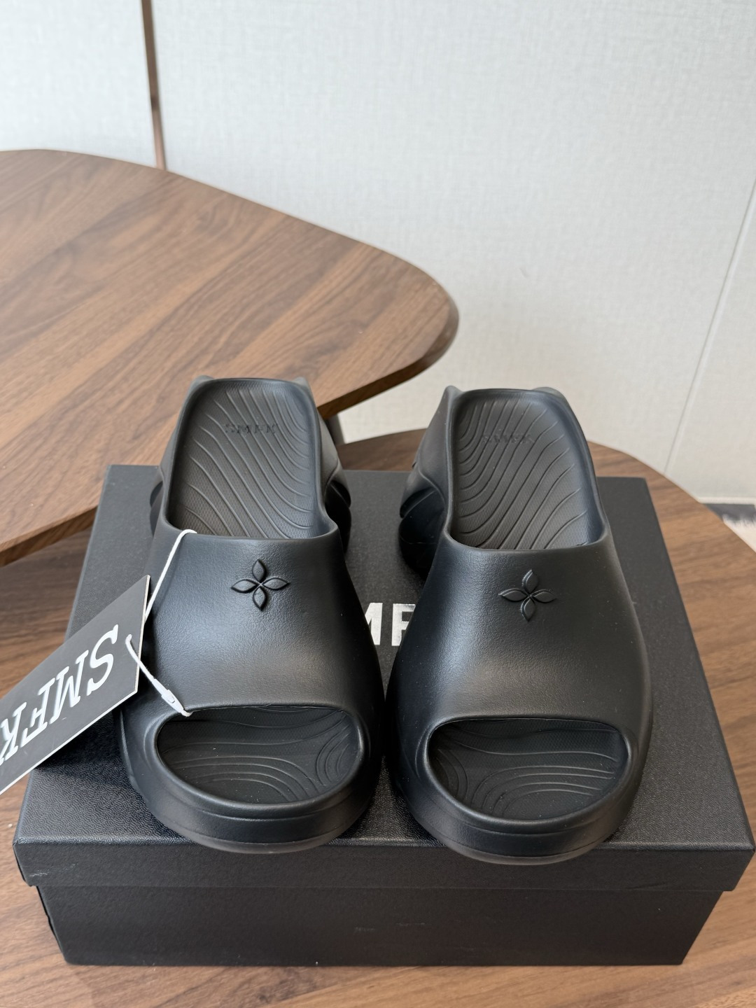 NO:875053,Smfk 26ss niche trendy brand’s hot style embossed one-word thick-soled slippers with no sense of design. They are really attractive. The more I look at them, the more I like them!  The good news for short babies can directly lengthen their body proportions!  !  The shoe body is soft and comfortable, and the sole is wear-resistant and non-slip - and each color is very versatile. It is really suitable for this spring and summer. The upper is made of original EVA. The original rubber outsole is Size#35-40 (customized for 40), slippers, slippers.19860909Smfk 26ss 小众潮牌爆款没计感浮雕一字厚底拖鞋 爆真的是很耐看越看越喜欢！矮个子宝宝的福音直接拉长身材比例！！ 鞋身柔软舒适,鞋底耐磨防滑-而且每个颜色都非常百搭.真的太适合这个春夏  鞋面原版EVA一体成型 原版橡胶大底 Size#35-40（40定做）,拖鞋,slippers,Women's Shoes
