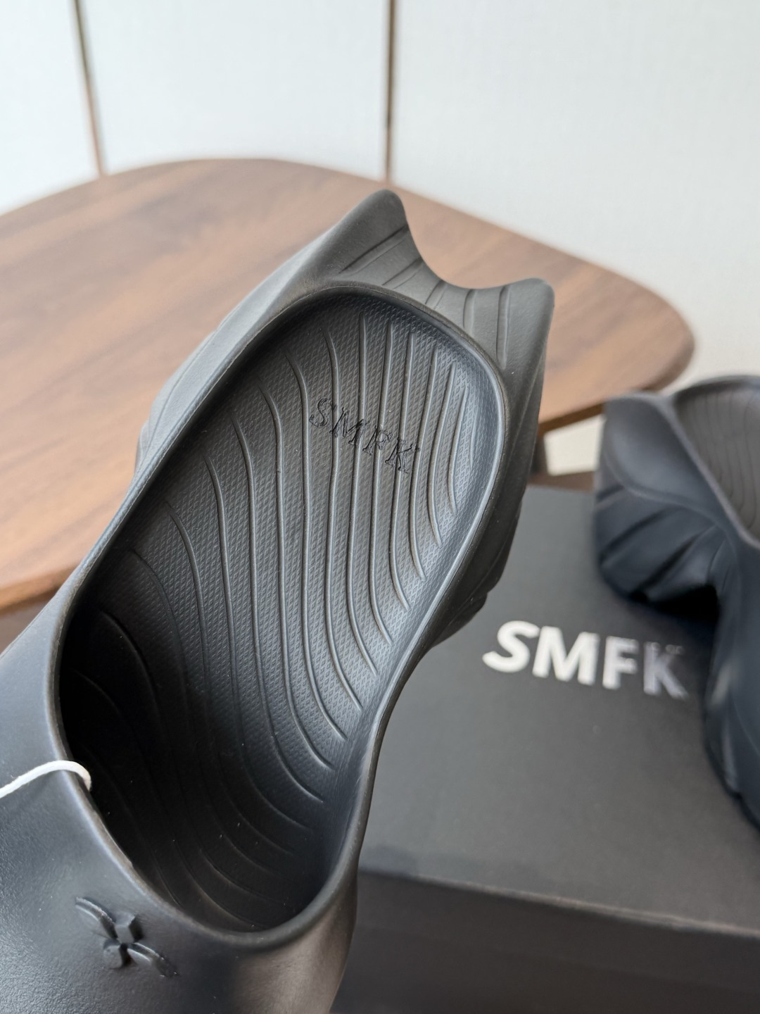 Smfk 26ss 小众潮牌爆款没计感浮雕一字厚底拖鞋爆真的是很耐看越看越喜欢!矮个子宝宝的福音直接拉 Smfk 26ss 小众潮牌爆款没计感浮雕一字厚底拖鞋爆真的是很耐看越看越喜欢!矮个子宝宝的福音直接拉