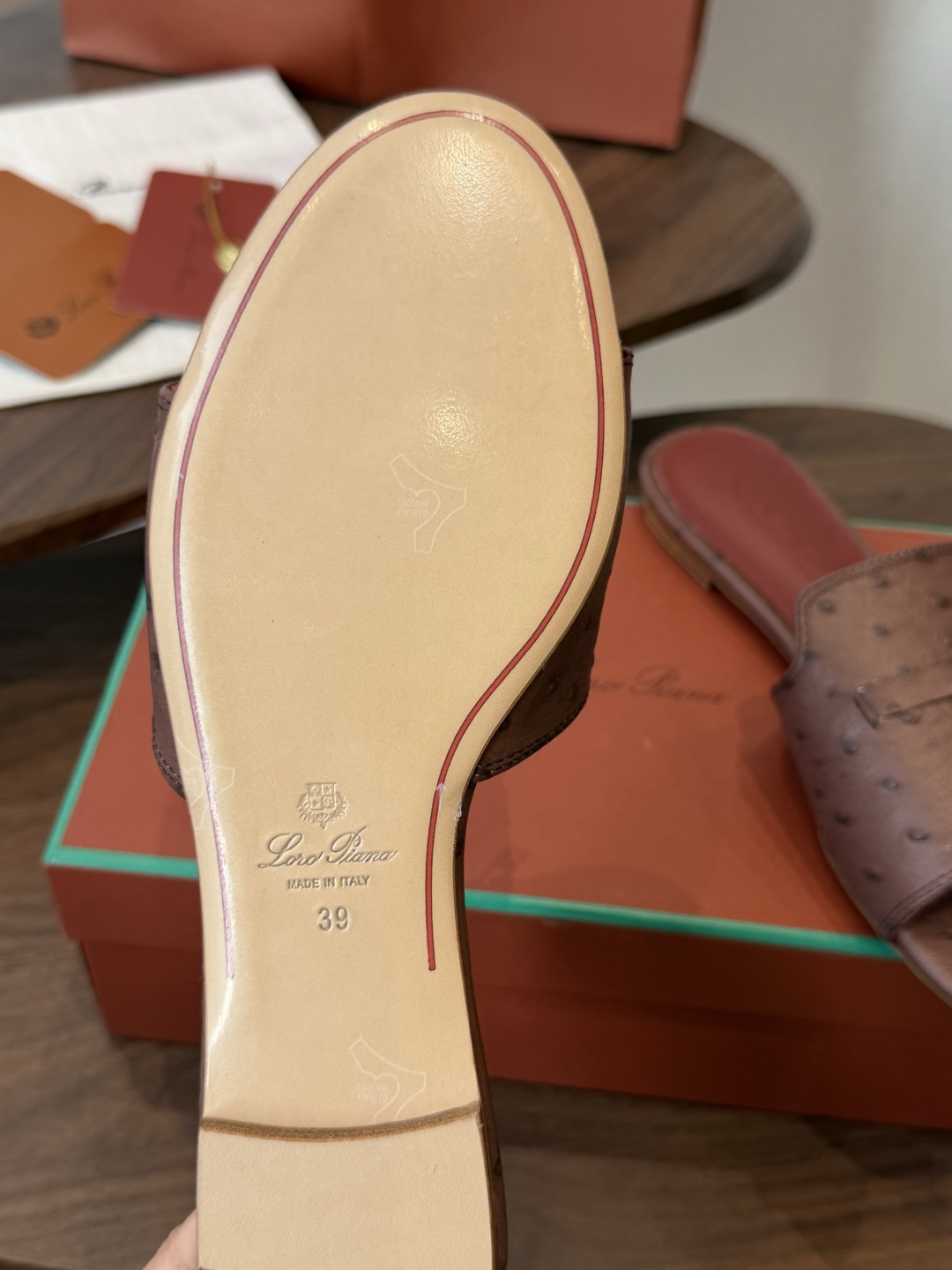 Loro Pian* 26ss 春夏系列 lP顶级版本 原来这就是传说走两万步都不会累脚的凉鞋把颜值和脚 Loro Pian* 26ss 春夏系列 lP顶级版本 原来这就是传说走两万步都不会累脚的凉鞋把颜值和脚