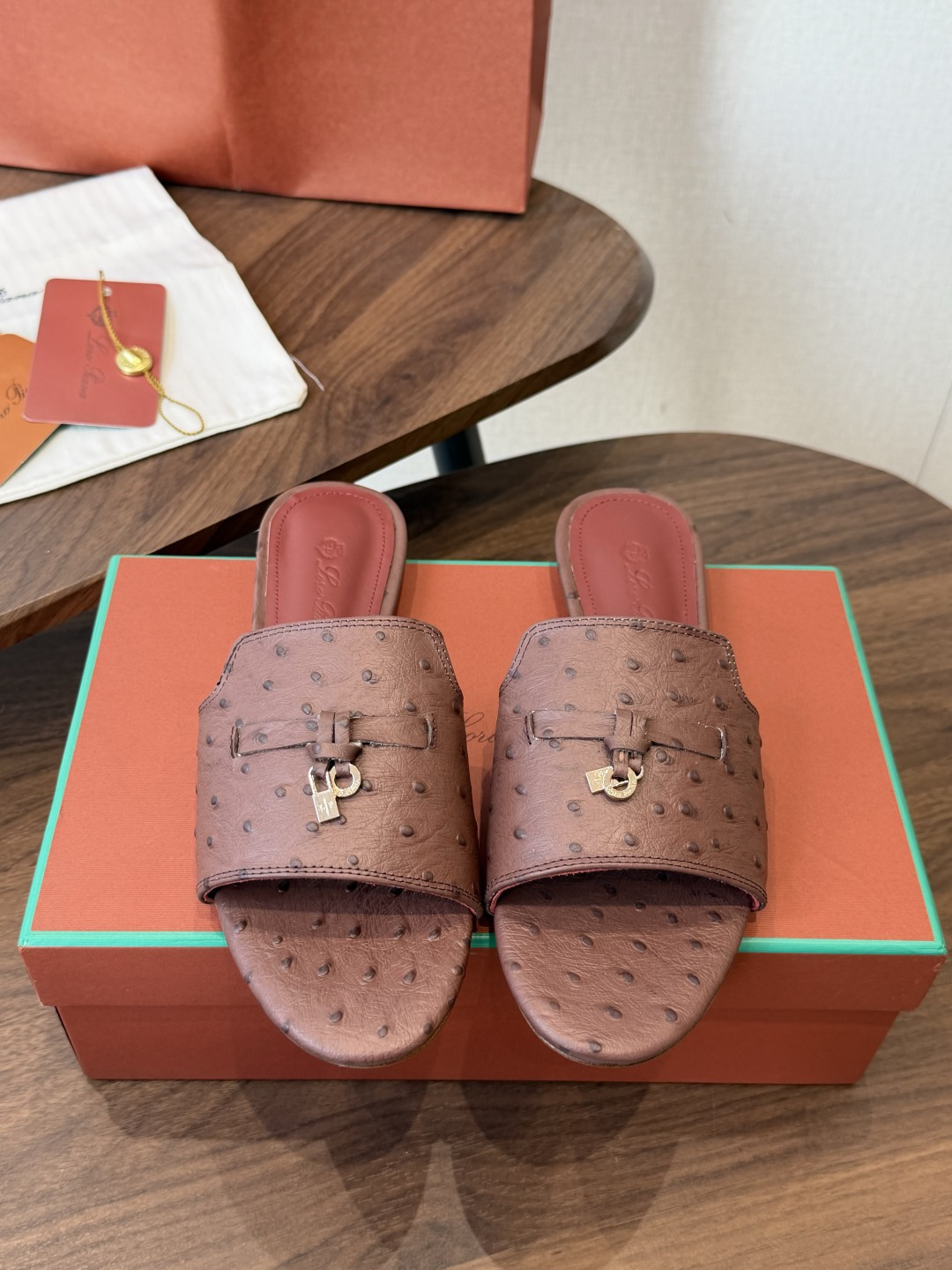 Loro Pian* 26ss 春夏系列 lP顶级版本 原来这就是传说走两万步都不会累脚的凉鞋把颜值和脚