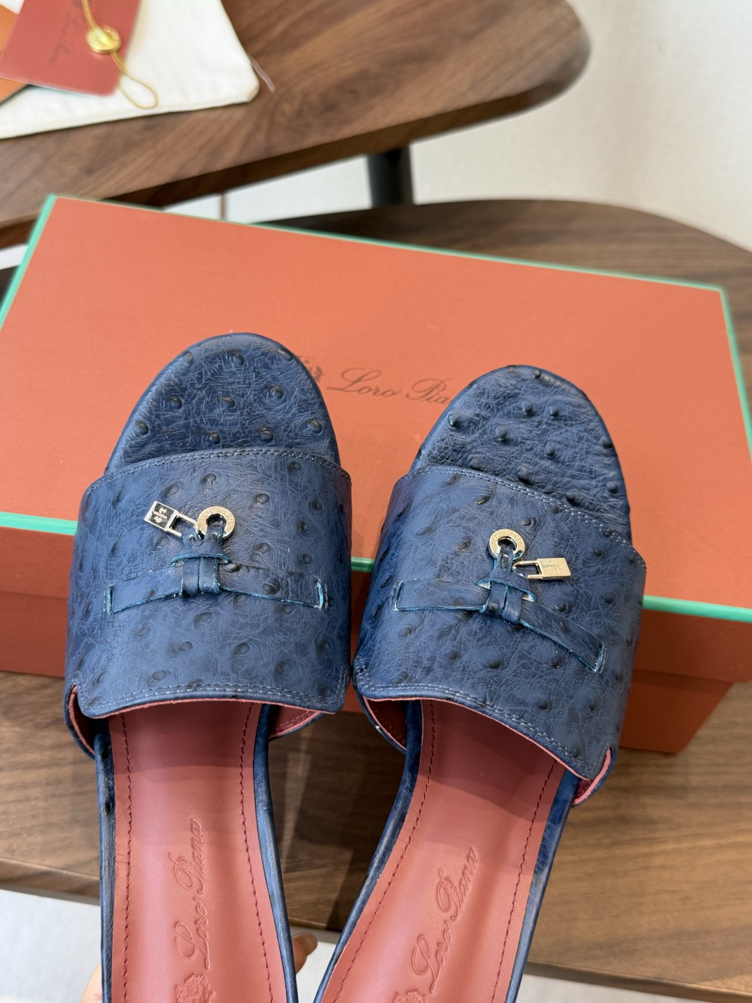Loro Pian* 26ss 春夏系列 lP顶级版本 原来这就是传说走两万步都不会累脚的凉鞋把颜值和脚 Loro Pian* 26ss 春夏系列 lP顶级版本 原来这就是传说走两万步都不会累脚的凉鞋把颜值和脚