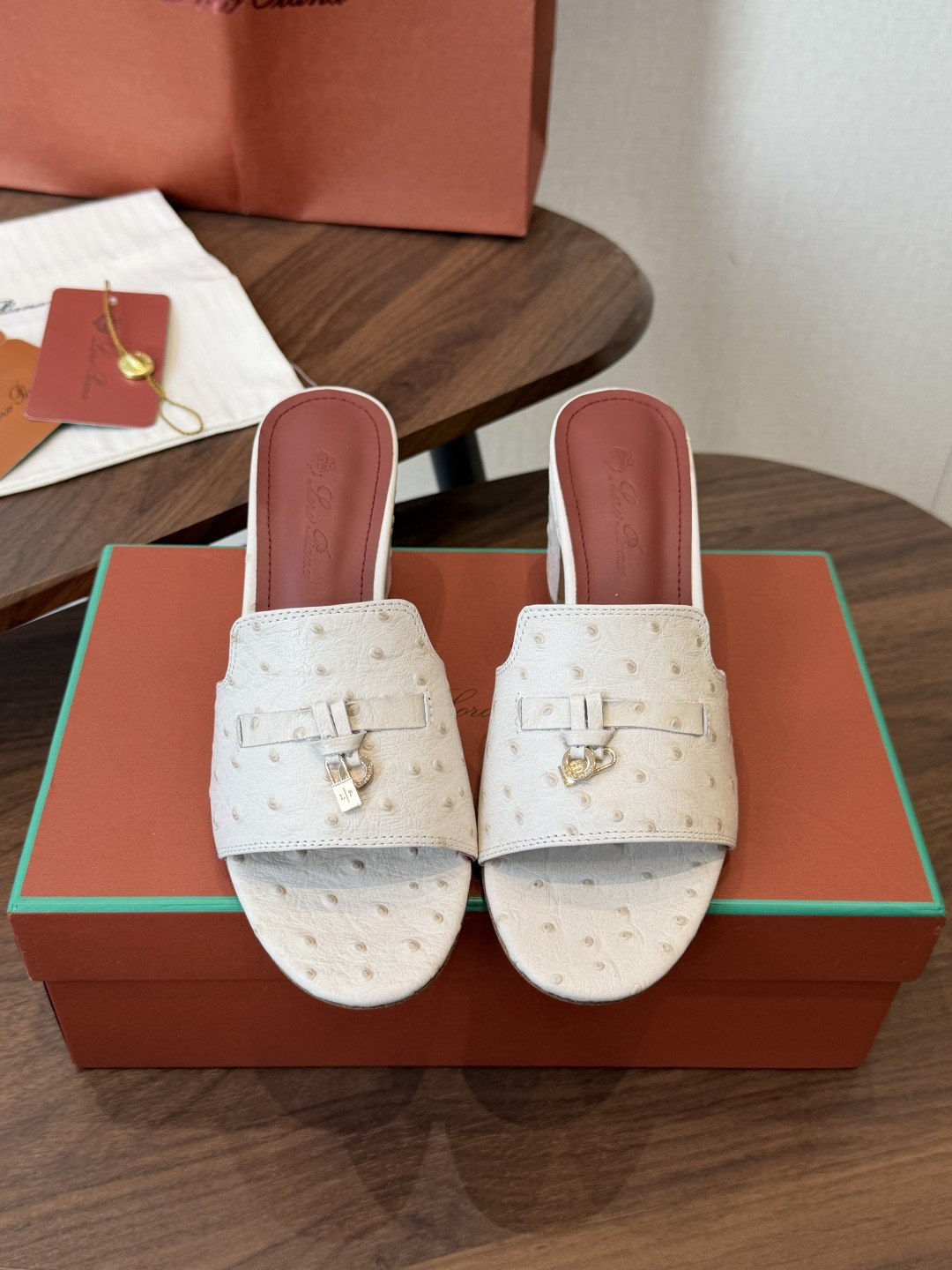 Loro Pian* 26ss 春夏系列 lP顶级版本 原来这就是传说走两万步都不会累脚的凉鞋把颜值和脚