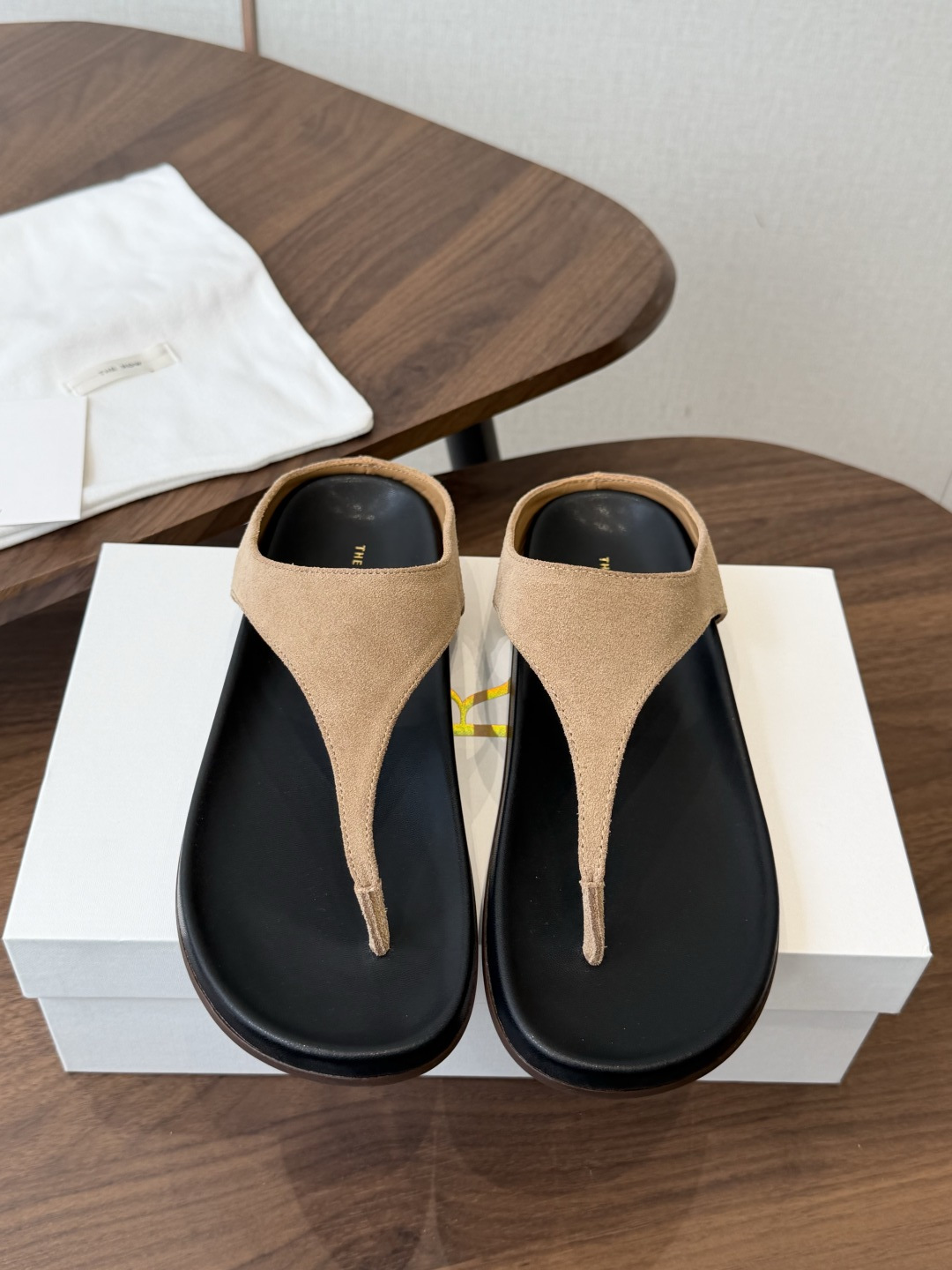 NO:875040,The Row minimalist herringbone thong thick-soled slippers made in Wanguan have a lazy and relaxed feel. The low-key and high-end The Row style herringbone thong sandals have a casual and lazy Nordic minimalist temperament, and you can wear them with a high-end atmosphere effortlessly!  The thick-soled version quietly lengthens the leg lines, and the upper feet are soft, waxy and light, so your feet are not tired at all when walking!  Suitable for daily outings, vacations, and home wear, minimalist and neat tailoring, high-end low-saturated colors. Suitable for all wardrobe items such as jeans, dresses, wide-leg pants, etc. The low-key texture is full, and you just need lazy fairy shoes in summer!  The fabric is imported suede sheepskin, the lining is skin-friendly and breathable mixed sheepskin, the outsole is lightweight and cushioning, thickened anti-slip rubber outsole, size 35-40 (customized for 40), split-toe shoes, slippers, skirts, jeans, sheepskin, sheep19860909莞产The Row 极简人字夹趾厚底拖鞋 慵懒松弛感天花板 低调高级的The Row风人字夹趾凉拖,自带随性慵懒的北欧极简气质,不费力就能穿出高级氛围感！厚底版型悄悄拉长腿部线条,上脚软糯轻盈,走路完全不累脚！ 日常出街、度假休闲、居家外穿都适配,极简利落的剪裁,高级低饱和色调. 适配牛仔裤、连衣裙、阔腿裤等所有衣橱单品 低调质感拉满,夏季刚需懒人神仙鞋！ 面料进口反绒羊京 内里亲肤透气混种羊皮 大底轻便缓震加厚防滑橡胶大底 码数35-40（40定做）,分趾鞋,slippers,skirts,jeans,sheepskin,sheep,Women's Shoes