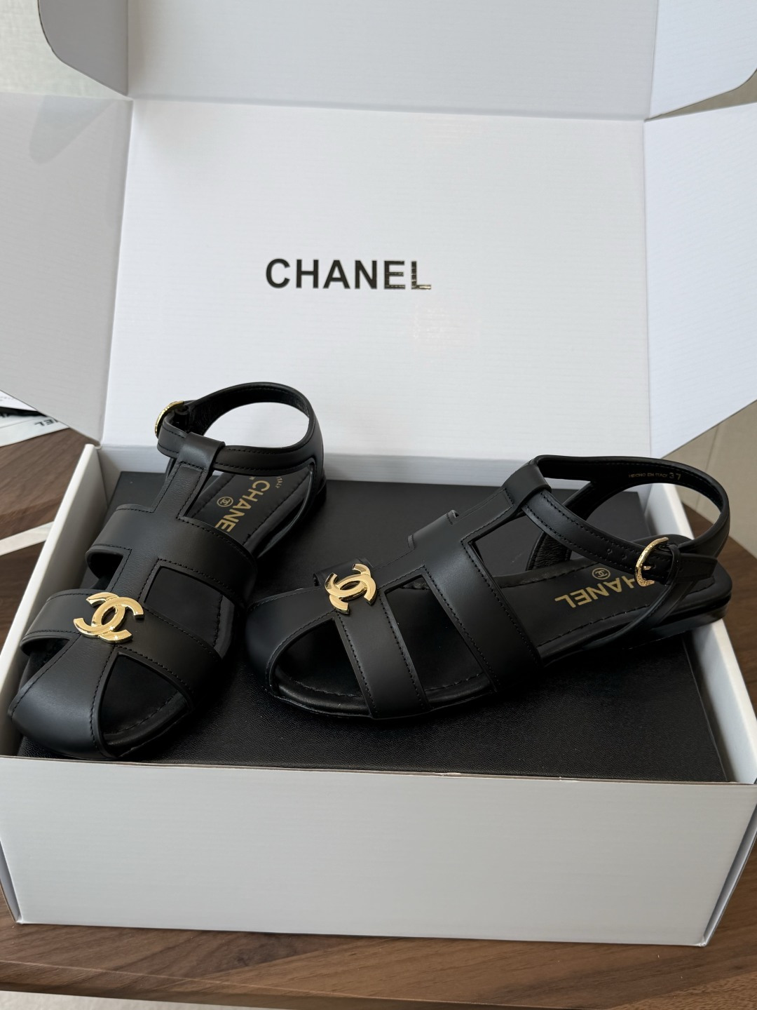 Chane*l 小香26ss 春夏罗马凉鞋猪笼鞋 超多明星网红种草 复古时髦前 品牌logo标志性金属标 Chane*l 小香26ss 春夏罗马凉鞋猪笼鞋 超多明星网红种草 复古时髦前 品牌logo标志性金属标