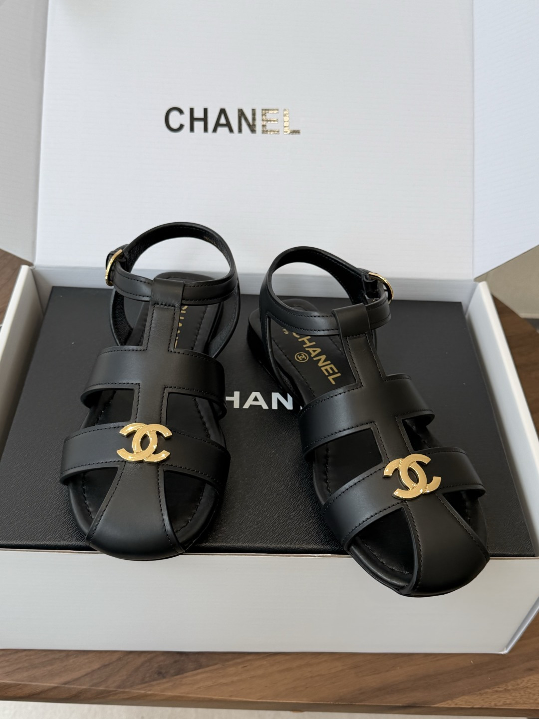 Chane*l 小香26ss 春夏罗马凉鞋猪笼鞋 超多明星网红种草 复古时髦前 品牌logo标志性金属标 Chane*l 小香26ss 春夏罗马凉鞋猪笼鞋 超多明星网红种草 复古时髦前 品牌logo标志性金属标