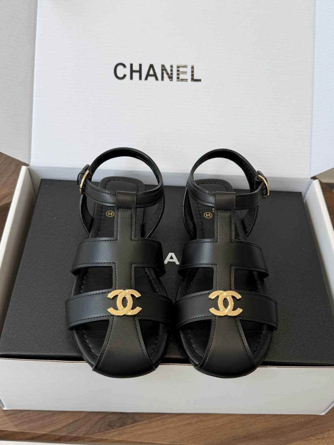 Chane*l 小香26ss 春夏罗马凉鞋猪笼鞋 超多明星网红种草 复古时髦前 品牌logo标志性金属标