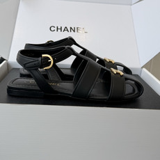 Chane*l 小香26ss 春夏罗马凉鞋猪笼鞋 超多明星网红种草 复古时髦前 品牌logo标志性金属标 Chane*l 小香26ss 春夏罗马凉鞋猪笼鞋 超多明星网红种草 复古时髦前 品牌logo标志性金属标