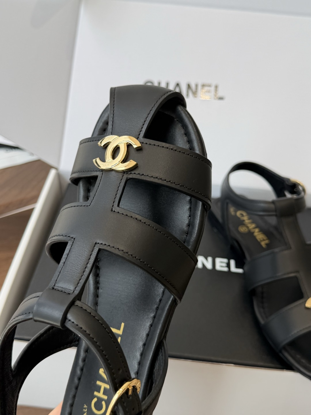 Chane*l 小香26ss 春夏罗马凉鞋猪笼鞋 超多明星网红种草 复古时髦前 品牌logo标志性金属标 Chane*l 小香26ss 春夏罗马凉鞋猪笼鞋 超多明星网红种草 复古时髦前 品牌logo标志性金属标