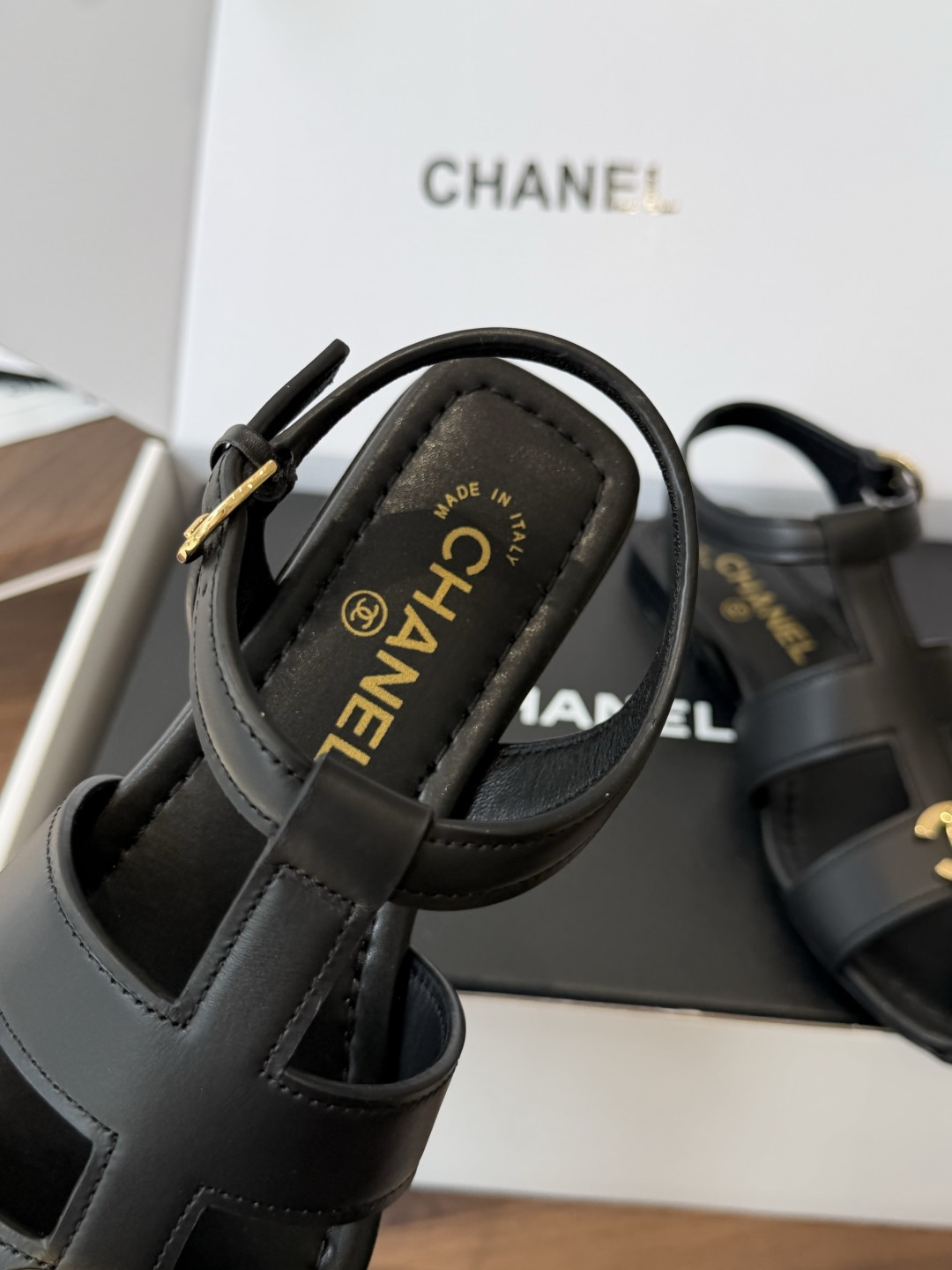 Chane*l 小香26ss 春夏罗马凉鞋猪笼鞋 超多明星网红种草 复古时髦前 品牌logo标志性金属标 Chane*l 小香26ss 春夏罗马凉鞋猪笼鞋 超多明星网红种草 复古时髦前 品牌logo标志性金属标