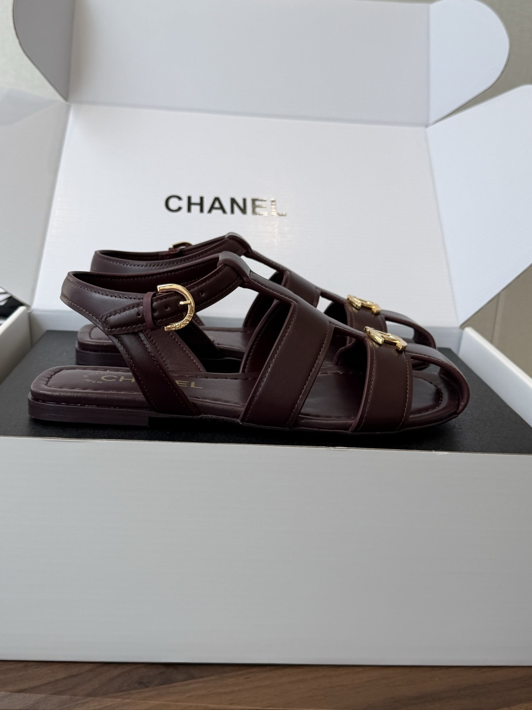 Chane*l 小香26ss 春夏罗马凉鞋猪笼鞋 超多明星网红种草 复古时髦前 品牌logo标志性金属标 Chane*l 小香26ss 春夏罗马凉鞋猪笼鞋 超多明星网红种草 复古时髦前 品牌logo标志性金属标