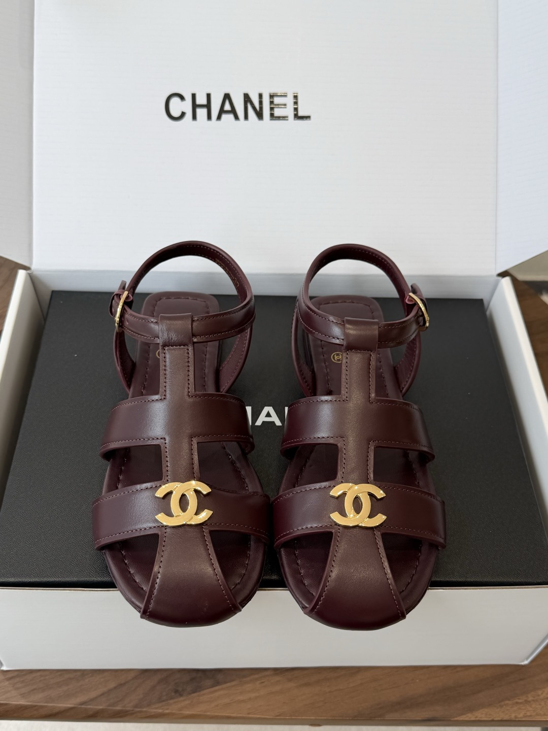 NO:875033,Chane*l Xiaoxiang 26ss spring and summer Roman sandals pig cage shoes. Many celebrity Internet celebrities planted grass. Retro and fashionable. The brand logo and iconic metal mark are matched with every design element. The upper foot is very beautiful and comfortable. There are many Internet celebrities planted grass. The upper material is cowhide. The inner material is water-dyed sheep leather. The original genuine leather outsole complete package.  Size35-40 (40 orders are not returnable), sandals, chanel, sandals, cowhide, sheepskin, Leather soles19860909Chane*l 小香26ss 春夏罗马凉鞋猪笼鞋 超多明星网红种草 复古时髦前 品牌logo标志性金属标搭配每一个设计元素都踩在时髦点上 上脚非常好看舒适 超多网红种草 鞋面材质牛皮 内里材质水染绵羊皮 原版真皮大底全套包 Size35-40（40订做不退换）,凉鞋,chanel,sandals,cowhide,sheepskin,Leather soles,Women's Shoes