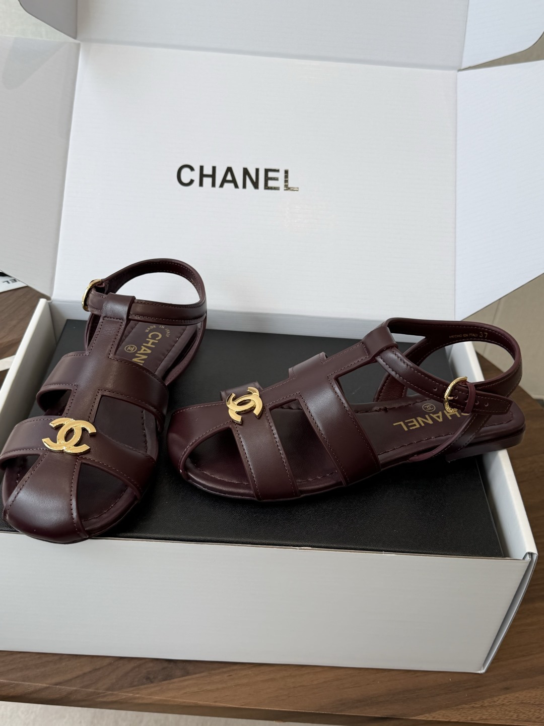 Chane*l 小香26ss 春夏罗马凉鞋猪笼鞋 超多明星网红种草 复古时髦前 品牌logo标志性金属标 Chane*l 小香26ss 春夏罗马凉鞋猪笼鞋 超多明星网红种草 复古时髦前 品牌logo标志性金属标