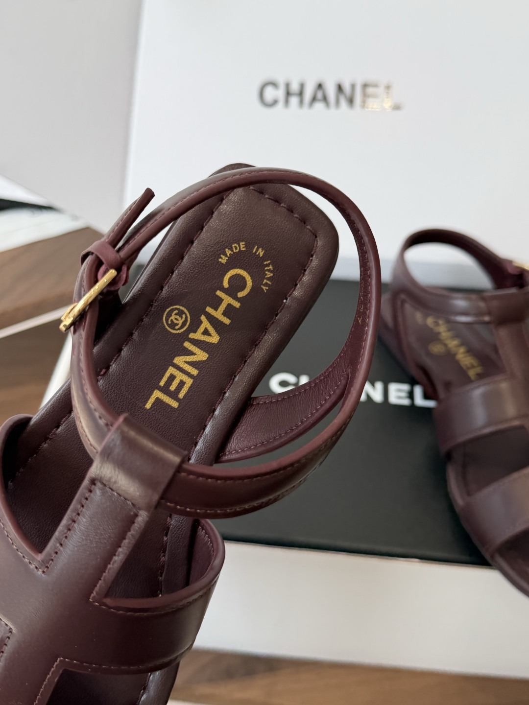 Chane*l 小香26ss 春夏罗马凉鞋猪笼鞋 超多明星网红种草 复古时髦前 品牌logo标志性金属标 Chane*l 小香26ss 春夏罗马凉鞋猪笼鞋 超多明星网红种草 复古时髦前 品牌logo标志性金属标