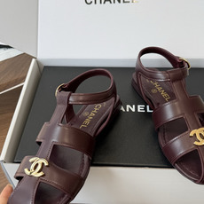 Chane*l 小香26ss 春夏罗马凉鞋猪笼鞋 超多明星网红种草 复古时髦前 品牌logo标志性金属标 Chane*l 小香26ss 春夏罗马凉鞋猪笼鞋 超多明星网红种草 复古时髦前 品牌logo标志性金属标