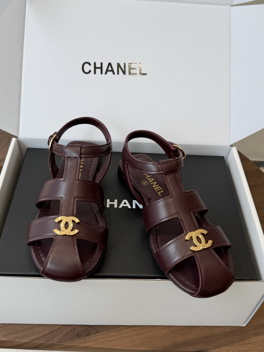 Chane*l 小香26ss 春夏罗马凉鞋猪笼鞋 超多明星网红种草 复古时髦前 品牌logo标志性金属标 Chane*l 小香26ss 春夏罗马凉鞋猪笼鞋 超多明星网红种草 复古时髦前 品牌logo标志性金属标