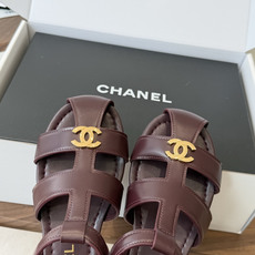 Chane*l 小香26ss 春夏罗马凉鞋猪笼鞋 超多明星网红种草 复古时髦前 品牌logo标志性金属标 Chane*l 小香26ss 春夏罗马凉鞋猪笼鞋 超多明星网红种草 复古时髦前 品牌logo标志性金属标