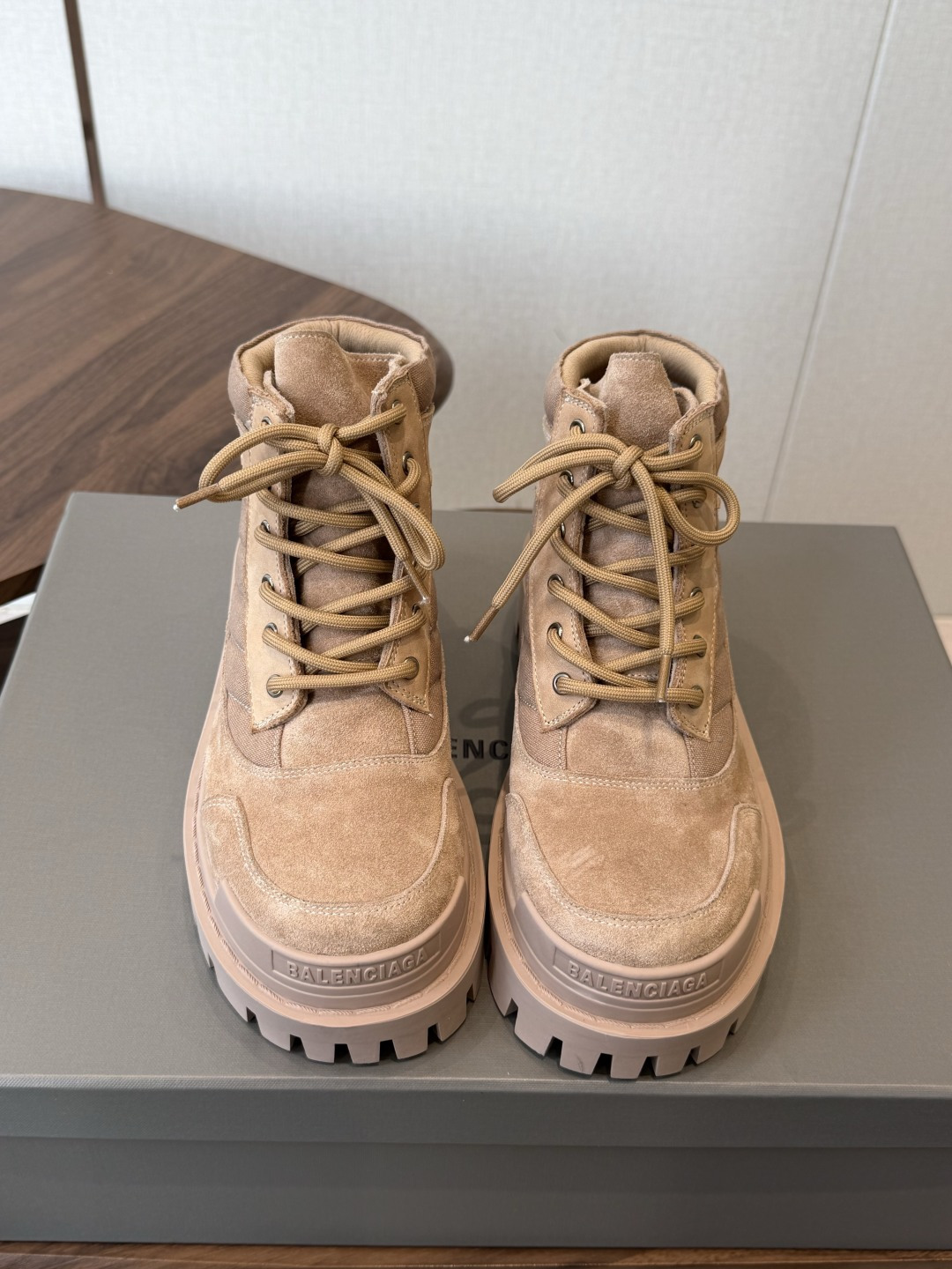 男款+20BALENCIAGA 巴黎世家 26ss 秋冬新款系带马丁靴复古擦色做旧松糕厚底短靴！ 看着硬