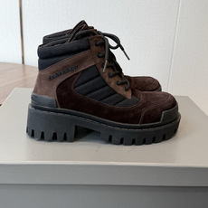 男款+20BALENCIAGA 巴黎世家 26ss 秋冬新款系带马丁靴复古擦色做旧松糕厚底短靴! 看着硬 男款+20BALENCIAGA 巴黎世家 26ss 秋冬新款系带马丁靴复古擦色做旧松糕厚底短靴! 看着硬