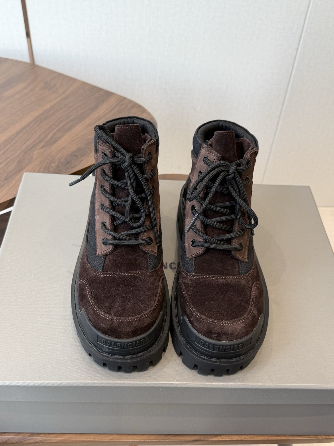 男款+20BALENCIAGA 巴黎世家 26ss 秋冬新款系带马丁靴复古擦色做旧松糕厚底短靴！ 看着硬