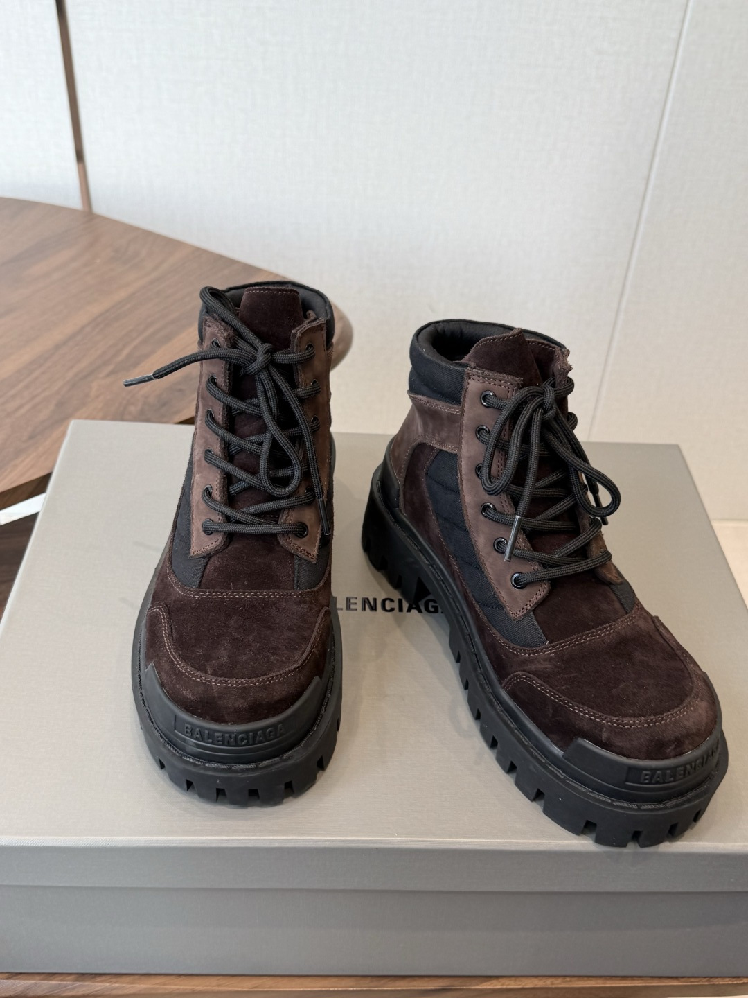 男款+20BALENCIAGA 巴黎世家 26ss 秋冬新款系带马丁靴复古擦色做旧松糕厚底短靴! 看着硬 男款+20BALENCIAGA 巴黎世家 26ss 秋冬新款系带马丁靴复古擦色做旧松糕厚底短靴! 看着硬