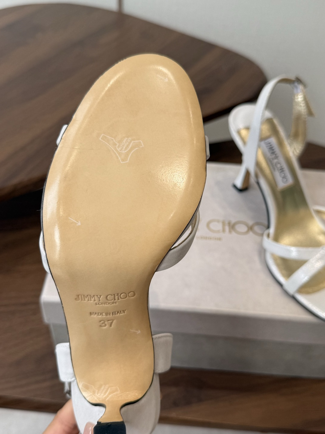 Jimmy Choo 26ss 春夏 系列JC新款 高跟拖鞋 凉鞋模糊鞋履与珠宝配饰之间的界线 鲜明 J Jimmy Choo 26ss 春夏 系列JC新款 高跟拖鞋 凉鞋模糊鞋履与珠宝配饰之间的界线 鲜明 J