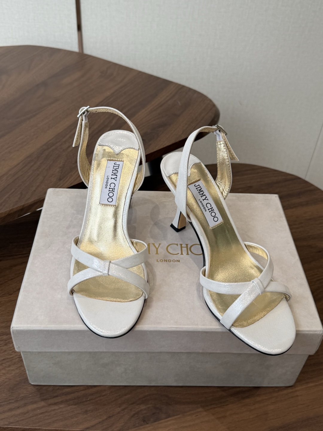 Jimmy Choo 26ss 春夏 系列JC新款 高跟拖鞋 凉鞋模糊鞋履与珠宝配饰之间的界线 鲜明 J Jimmy Choo 26ss 春夏 系列JC新款 高跟拖鞋 凉鞋模糊鞋履与珠宝配饰之间的界线 鲜明 J