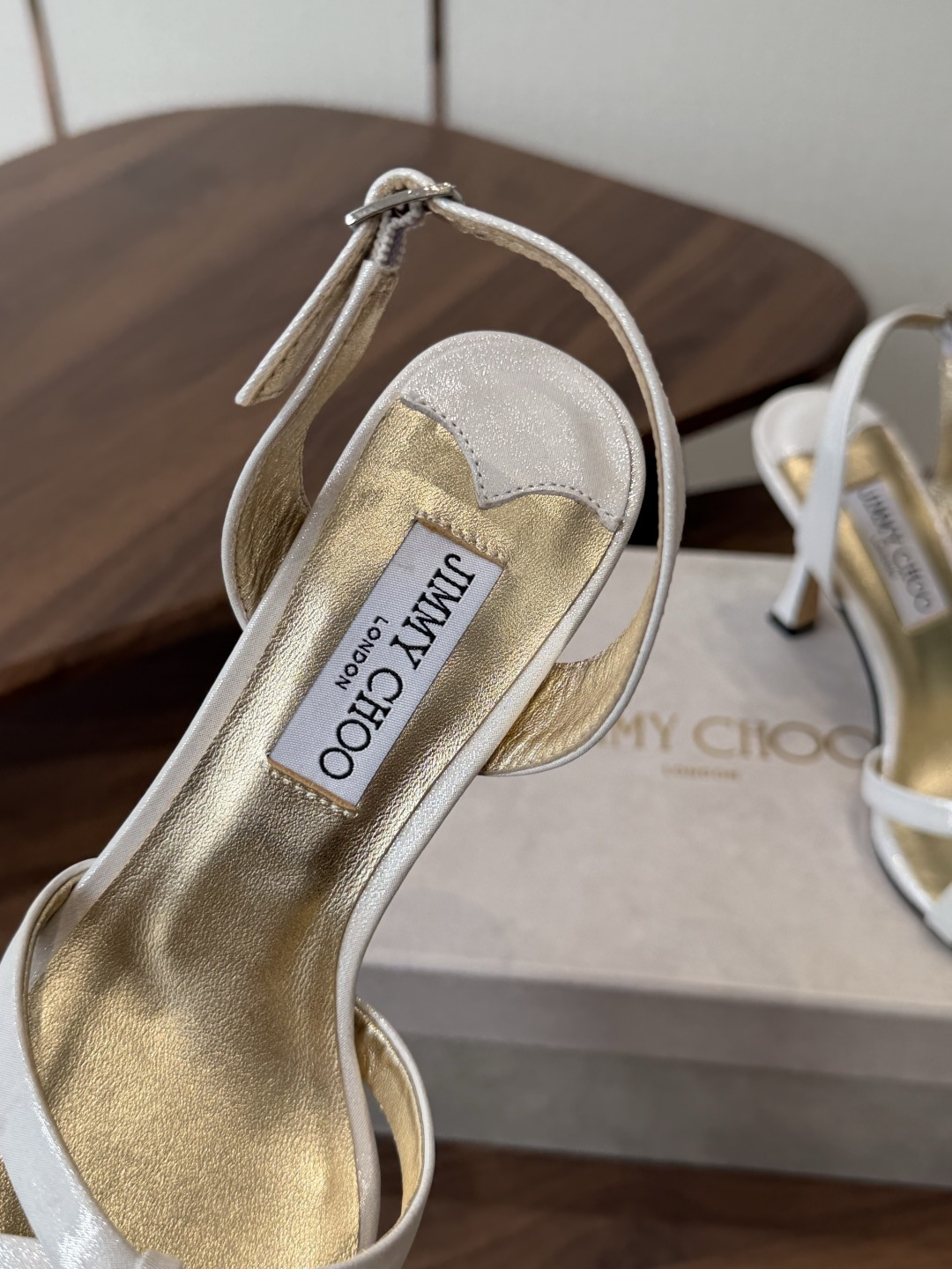 Jimmy Choo 26ss 春夏 系列JC新款 高跟拖鞋 凉鞋模糊鞋履与珠宝配饰之间的界线 鲜明 J Jimmy Choo 26ss 春夏 系列JC新款 高跟拖鞋 凉鞋模糊鞋履与珠宝配饰之间的界线 鲜明 J