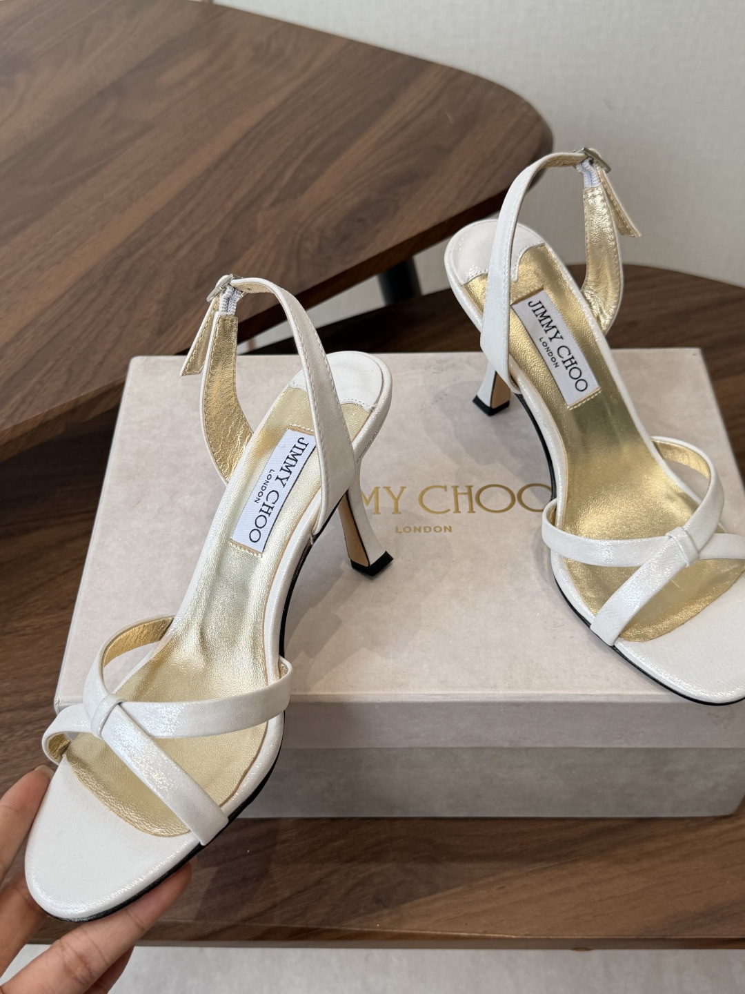 Jimmy Choo 26ss 春夏 系列JC新款 高跟拖鞋 凉鞋模糊鞋履与珠宝配饰之间的界线 鲜明 J Jimmy Choo 26ss 春夏 系列JC新款 高跟拖鞋 凉鞋模糊鞋履与珠宝配饰之间的界线 鲜明 J