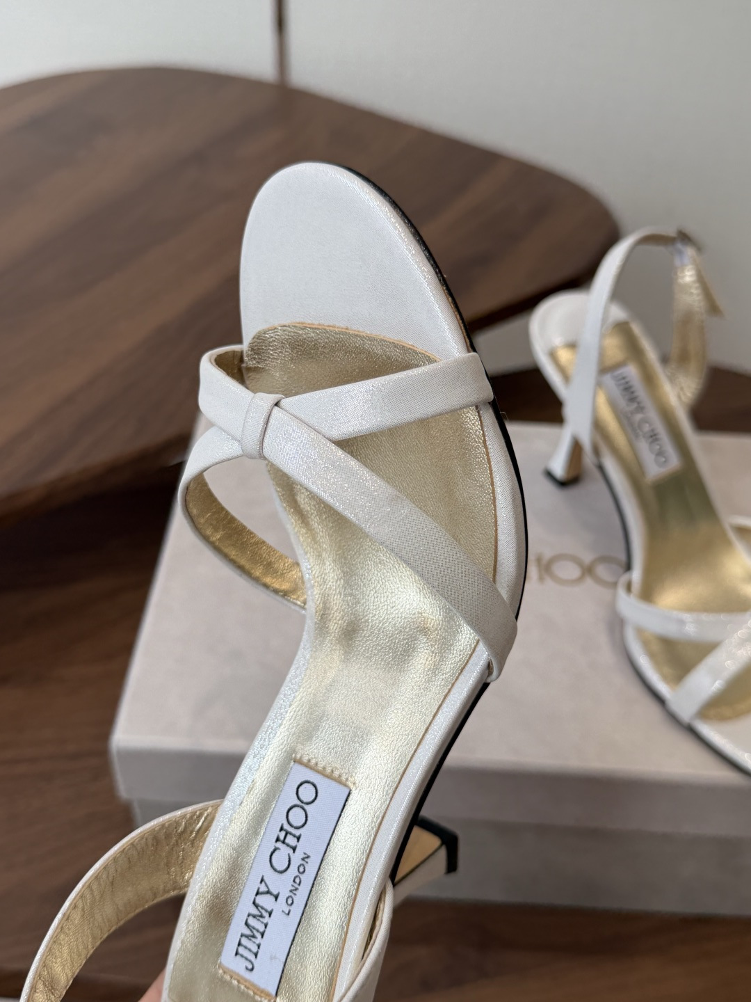 Jimmy Choo 26ss 春夏 系列JC新款 高跟拖鞋 凉鞋模糊鞋履与珠宝配饰之间的界线 鲜明 J Jimmy Choo 26ss 春夏 系列JC新款 高跟拖鞋 凉鞋模糊鞋履与珠宝配饰之间的界线 鲜明 J