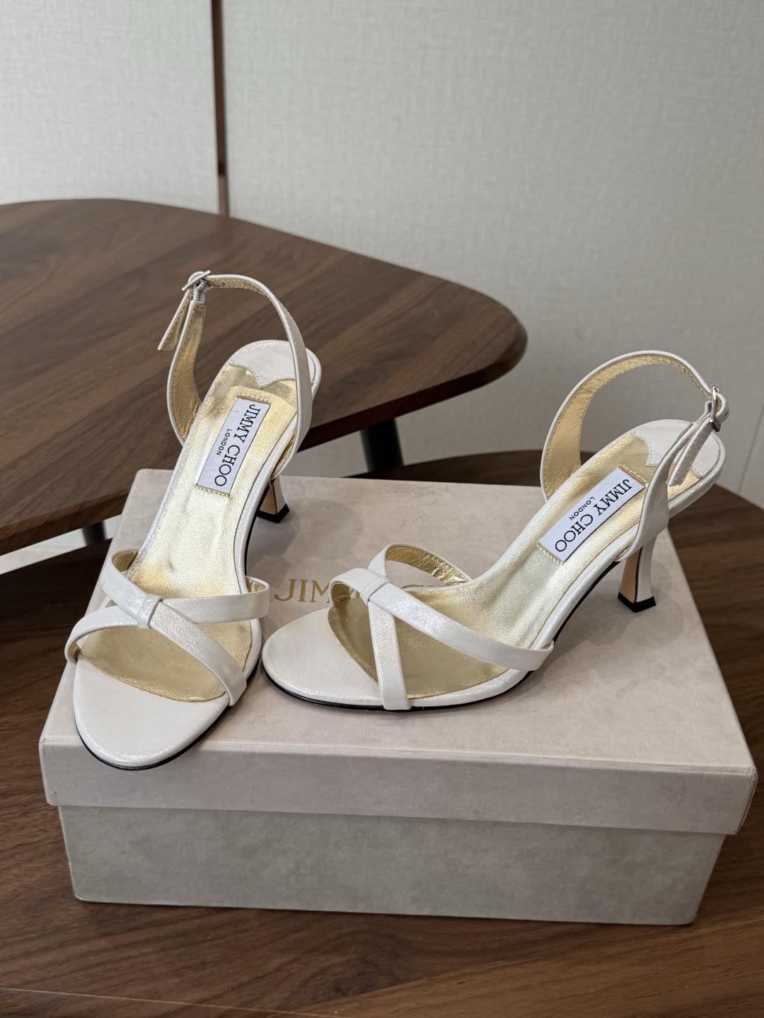 Jimmy Choo 26ss 春夏 系列JC新款 高跟拖鞋 凉鞋模糊鞋履与珠宝配饰之间的界线 鲜明 J Jimmy Choo 26ss 春夏 系列JC新款 高跟拖鞋 凉鞋模糊鞋履与珠宝配饰之间的界线 鲜明 J