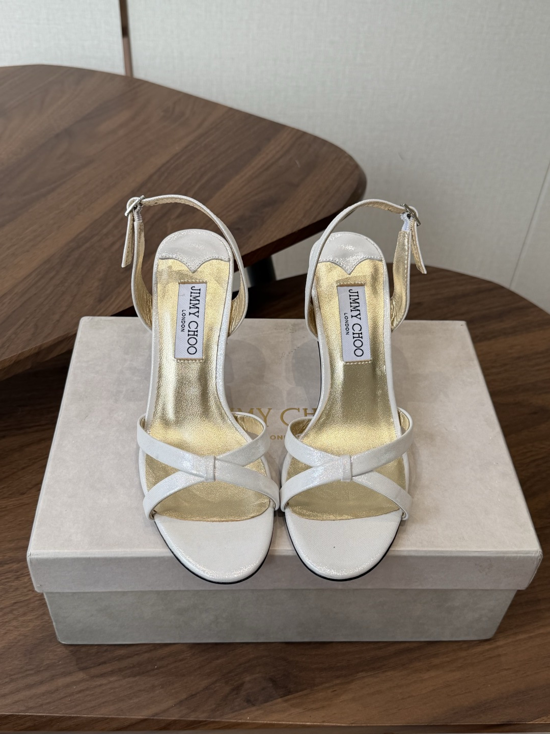 Jimmy Choo 26ss 春夏 系列JC新款 高跟拖鞋 凉鞋模糊鞋履与珠宝配饰之间的界线 鲜明 J