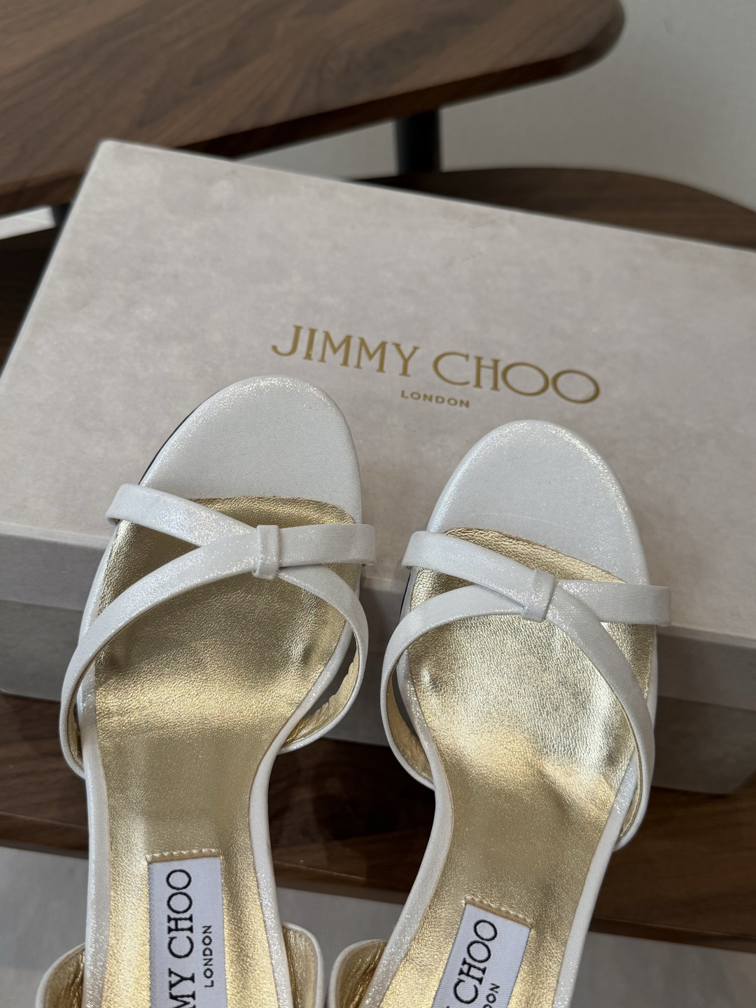 Jimmy Choo 26ss 春夏 系列JC新款 高跟拖鞋 凉鞋模糊鞋履与珠宝配饰之间的界线 鲜明 J Jimmy Choo 26ss 春夏 系列JC新款 高跟拖鞋 凉鞋模糊鞋履与珠宝配饰之间的界线 鲜明 J