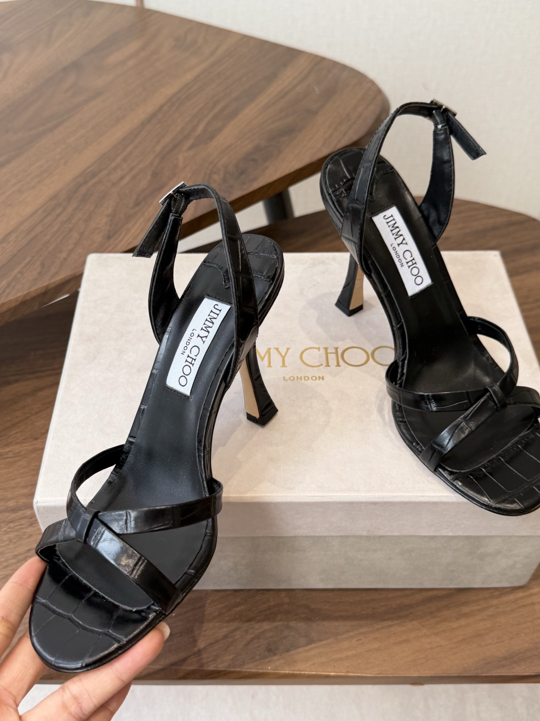 Jimmy Choo 26ss 春夏 系列JC新款 高跟拖鞋 凉鞋模糊鞋履与珠宝配饰之间的界线 鲜明 J