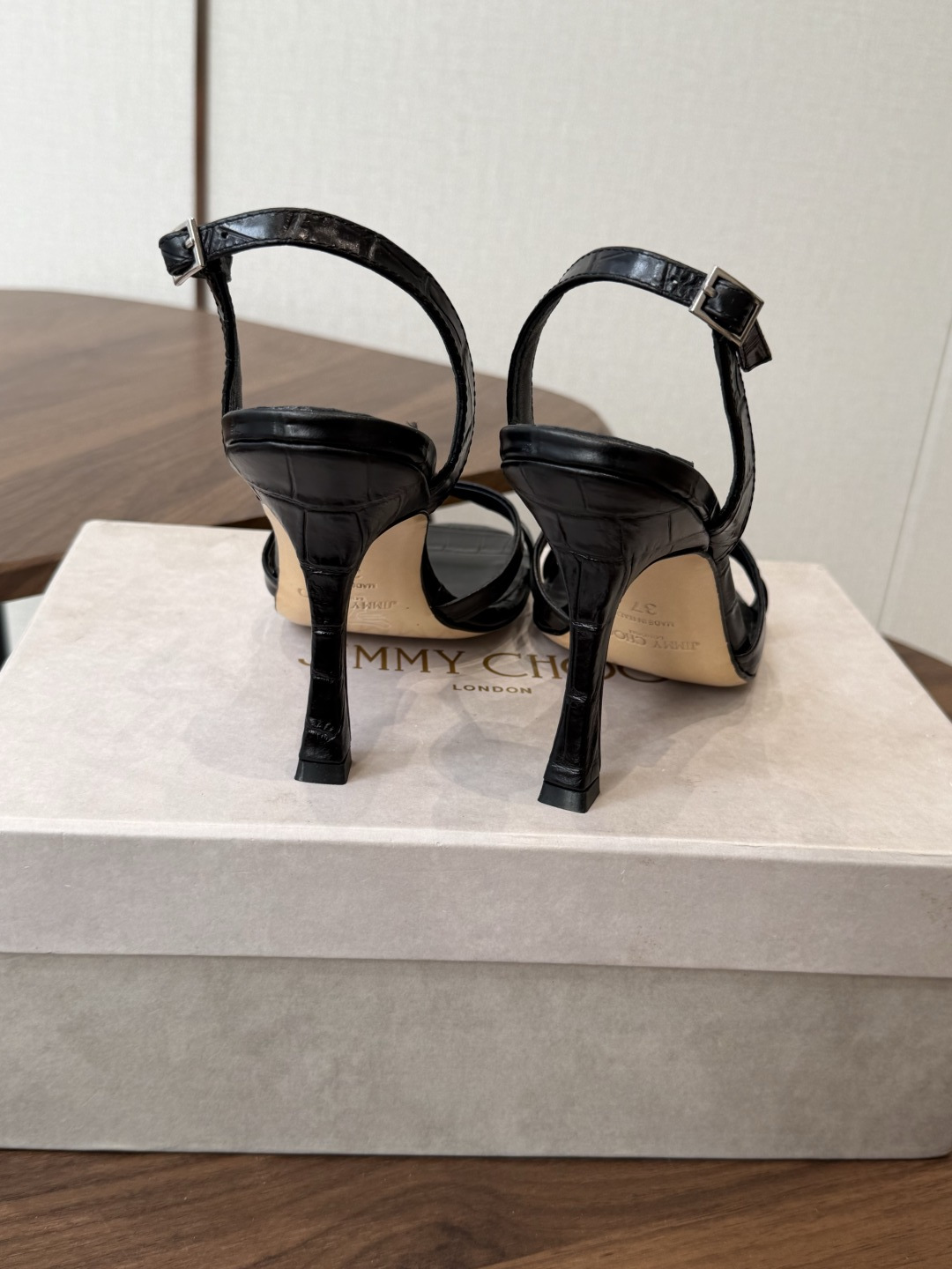 Jimmy Choo 26ss 春夏 系列JC新款 高跟拖鞋 凉鞋模糊鞋履与珠宝配饰之间的界线 鲜明 J