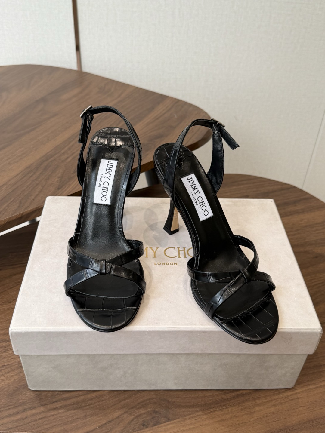 Jimmy Choo 26ss 春夏 系列JC新款 高跟拖鞋 凉鞋模糊鞋履与珠宝配饰之间的界线 鲜明 J