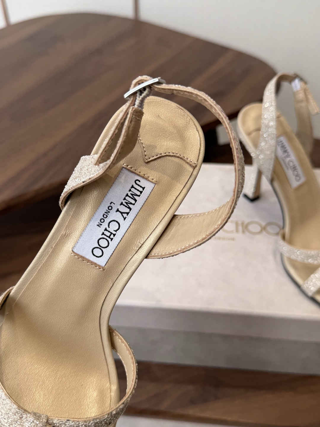 Jimmy Choo 26ss 春夏 系列JC新款 高跟拖鞋 凉鞋模糊鞋履与珠宝配饰之间的界线 鲜明 J Jimmy Choo 26ss 春夏 系列JC新款 高跟拖鞋 凉鞋模糊鞋履与珠宝配饰之间的界线 鲜明 J