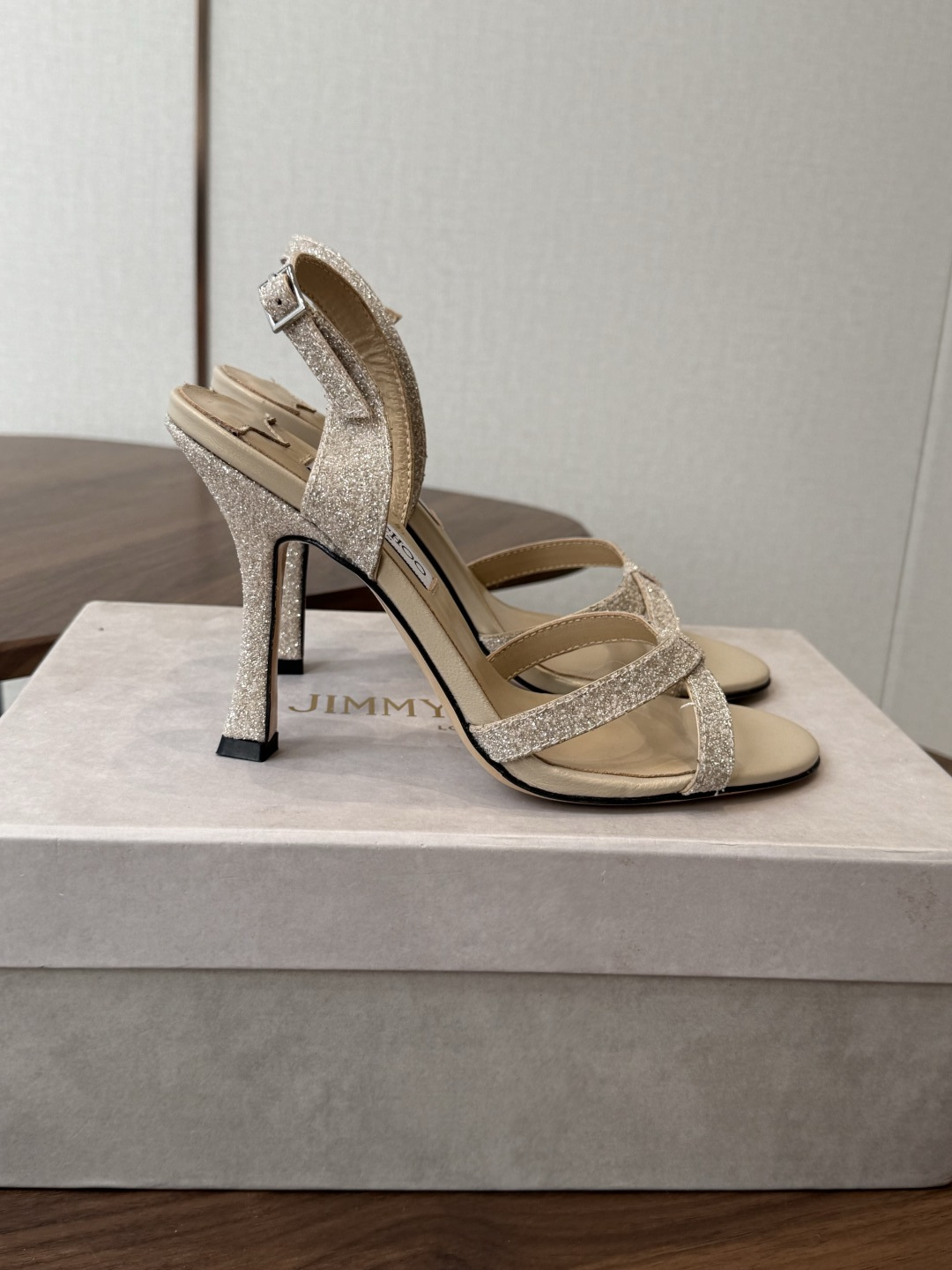 Jimmy Choo 26ss 春夏 系列JC新款 高跟拖鞋 凉鞋模糊鞋履与珠宝配饰之间的界线 鲜明 J Jimmy Choo 26ss 春夏 系列JC新款 高跟拖鞋 凉鞋模糊鞋履与珠宝配饰之间的界线 鲜明 J