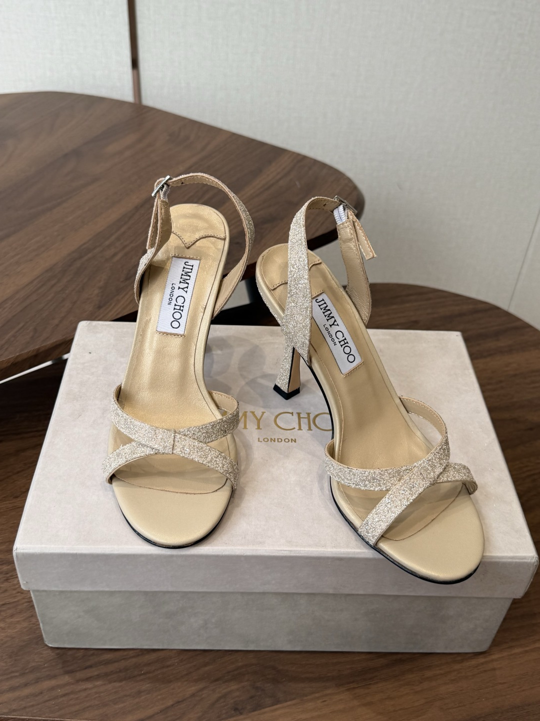 Jimmy Choo 26ss 春夏 系列JC新款 高跟拖鞋 凉鞋模糊鞋履与珠宝配饰之间的界线 鲜明 J Jimmy Choo 26ss 春夏 系列JC新款 高跟拖鞋 凉鞋模糊鞋履与珠宝配饰之间的界线 鲜明 J