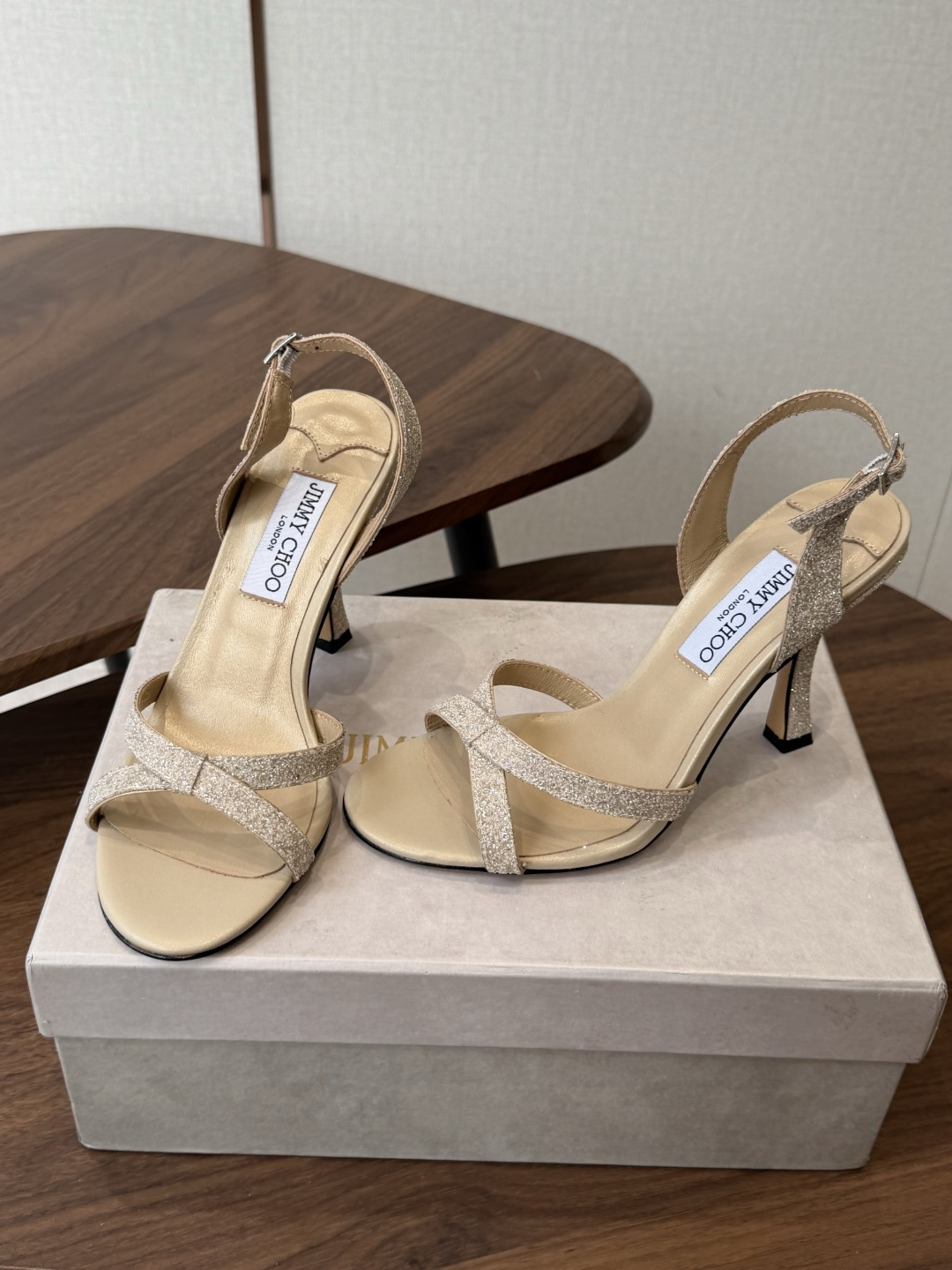 Jimmy Choo 26ss 春夏 系列JC新款 高跟拖鞋 凉鞋模糊鞋履与珠宝配饰之间的界线 鲜明 J Jimmy Choo 26ss 春夏 系列JC新款 高跟拖鞋 凉鞋模糊鞋履与珠宝配饰之间的界线 鲜明 J