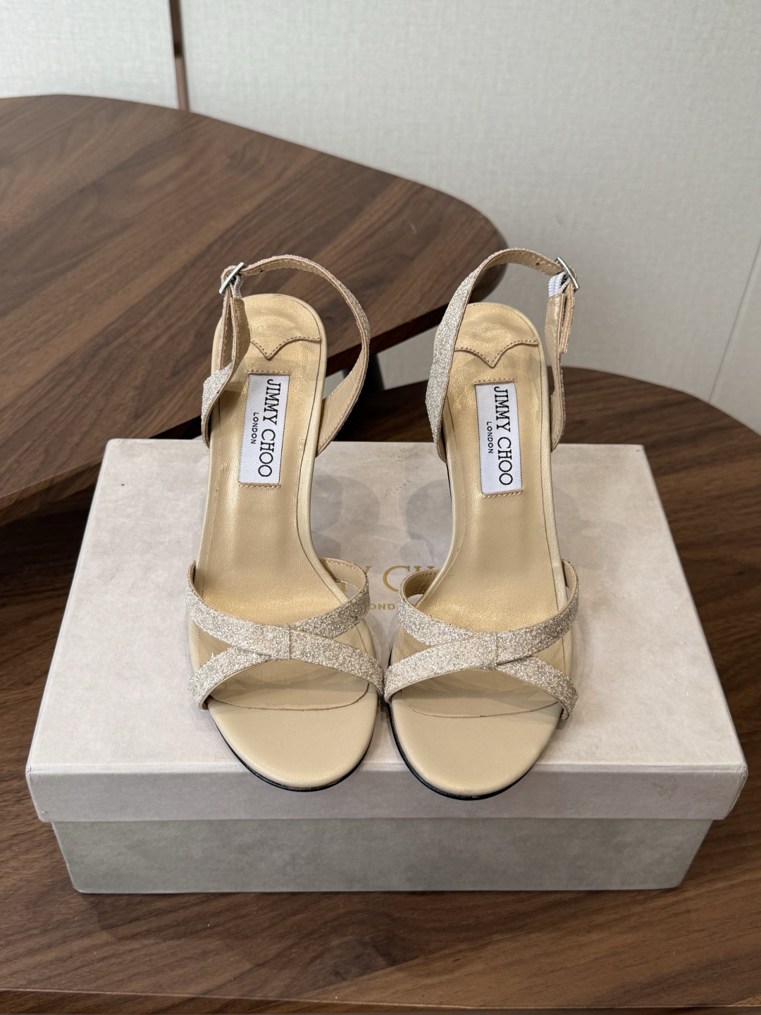 Jimmy Choo 26ss 春夏 系列JC新款 高跟拖鞋 凉鞋模糊鞋履与珠宝配饰之间的界线 鲜明 J