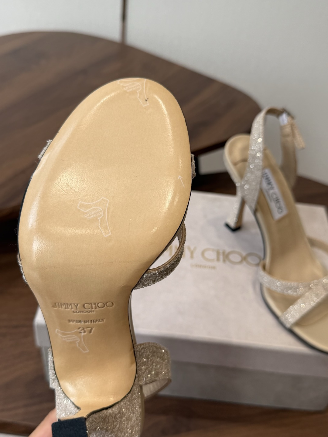 Jimmy Choo 26ss 春夏 系列JC新款 高跟拖鞋 凉鞋模糊鞋履与珠宝配饰之间的界线 鲜明 J Jimmy Choo 26ss 春夏 系列JC新款 高跟拖鞋 凉鞋模糊鞋履与珠宝配饰之间的界线 鲜明 J