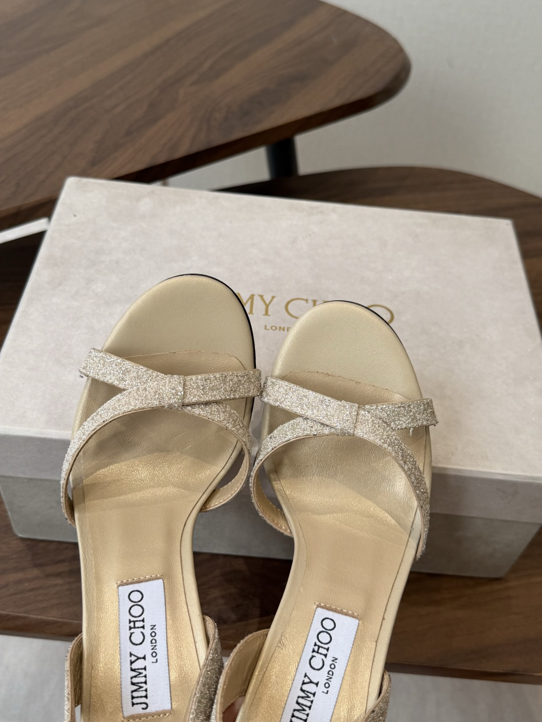 Jimmy Choo 26ss 春夏 系列JC新款 高跟拖鞋 凉鞋模糊鞋履与珠宝配饰之间的界线 鲜明 J Jimmy Choo 26ss 春夏 系列JC新款 高跟拖鞋 凉鞋模糊鞋履与珠宝配饰之间的界线 鲜明 J
