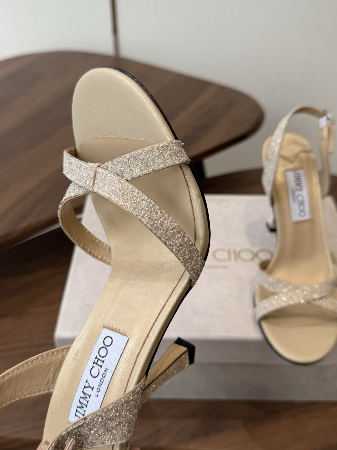 Jimmy Choo 26ss 春夏 系列JC新款 高跟拖鞋 凉鞋模糊鞋履与珠宝配饰之间的界线 鲜明 J Jimmy Choo 26ss 春夏 系列JC新款 高跟拖鞋 凉鞋模糊鞋履与珠宝配饰之间的界线 鲜明 J