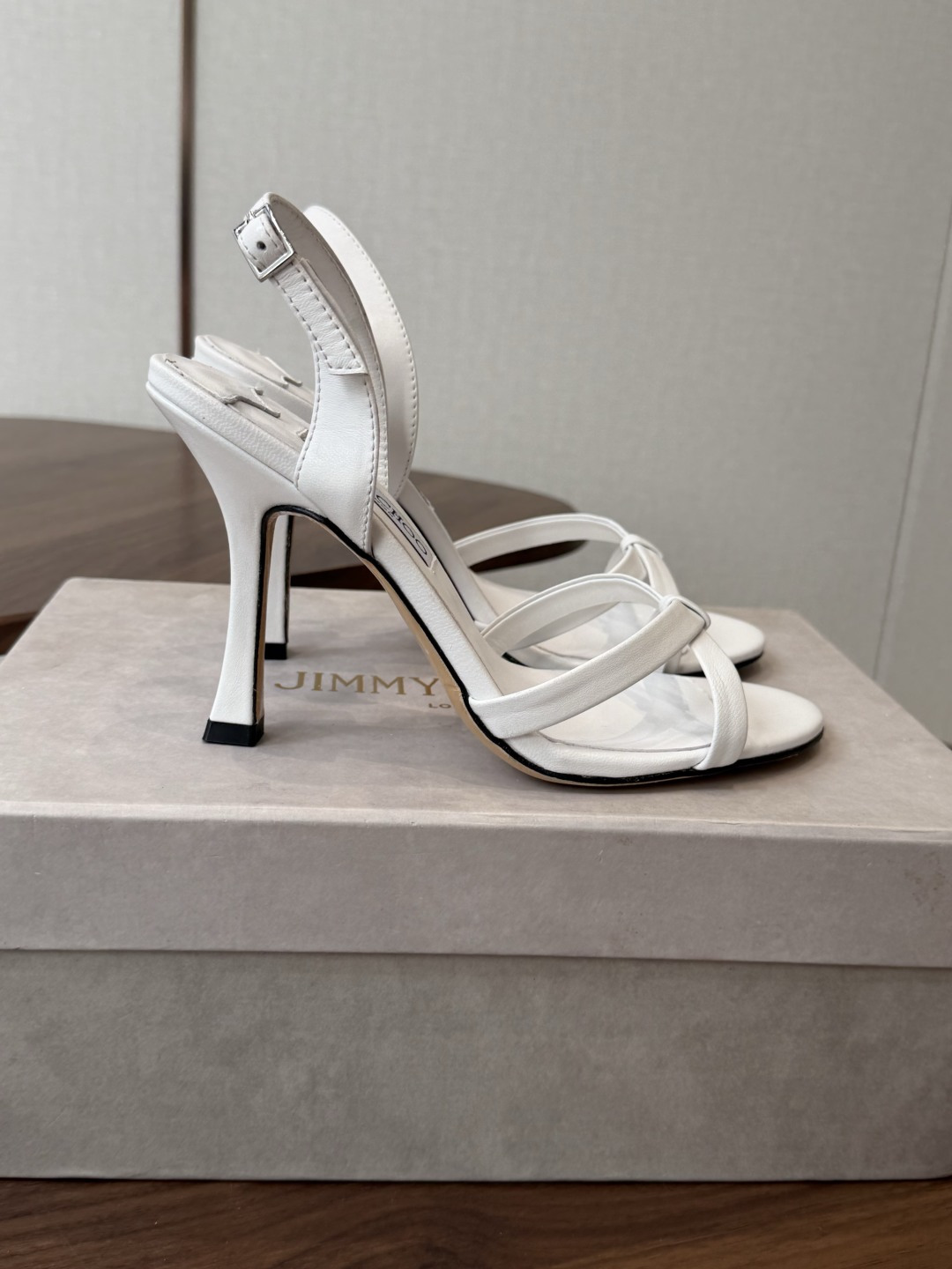 Jimmy Choo 26ss 春夏 系列JC新款 高跟拖鞋 凉鞋模糊鞋履与珠宝配饰之间的界线 鲜明 J Jimmy Choo 26ss 春夏 系列JC新款 高跟拖鞋 凉鞋模糊鞋履与珠宝配饰之间的界线 鲜明 J