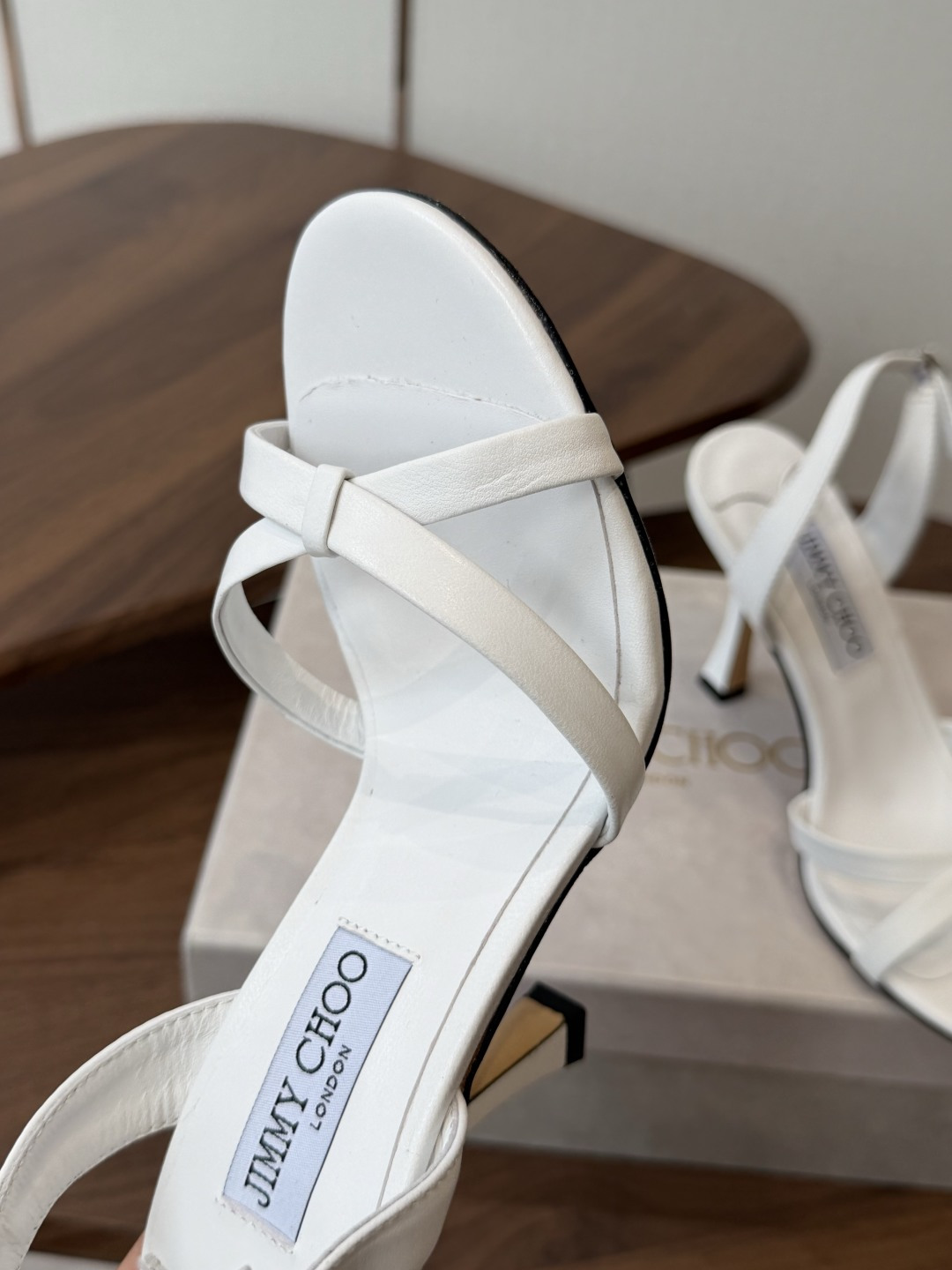 Jimmy Choo 26ss 春夏 系列JC新款 高跟拖鞋 凉鞋模糊鞋履与珠宝配饰之间的界线 鲜明 J Jimmy Choo 26ss 春夏 系列JC新款 高跟拖鞋 凉鞋模糊鞋履与珠宝配饰之间的界线 鲜明 J