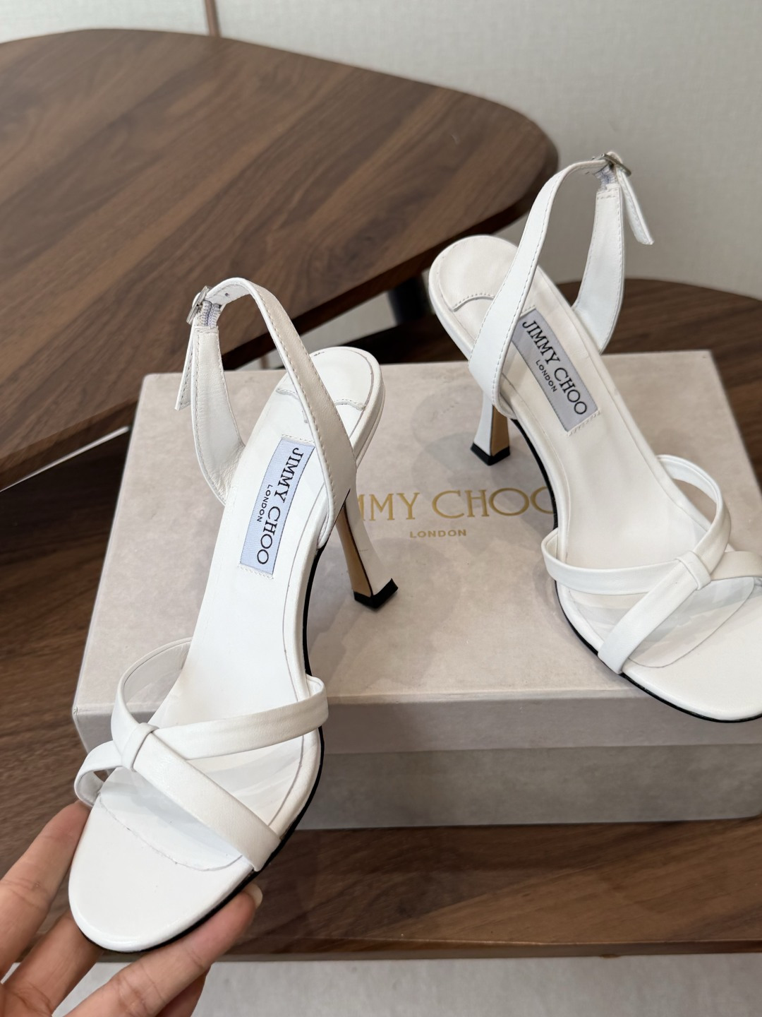 Jimmy Choo 26ss 春夏 系列JC新款 高跟拖鞋 凉鞋模糊鞋履与珠宝配饰之间的界线 鲜明 J Jimmy Choo 26ss 春夏 系列JC新款 高跟拖鞋 凉鞋模糊鞋履与珠宝配饰之间的界线 鲜明 J