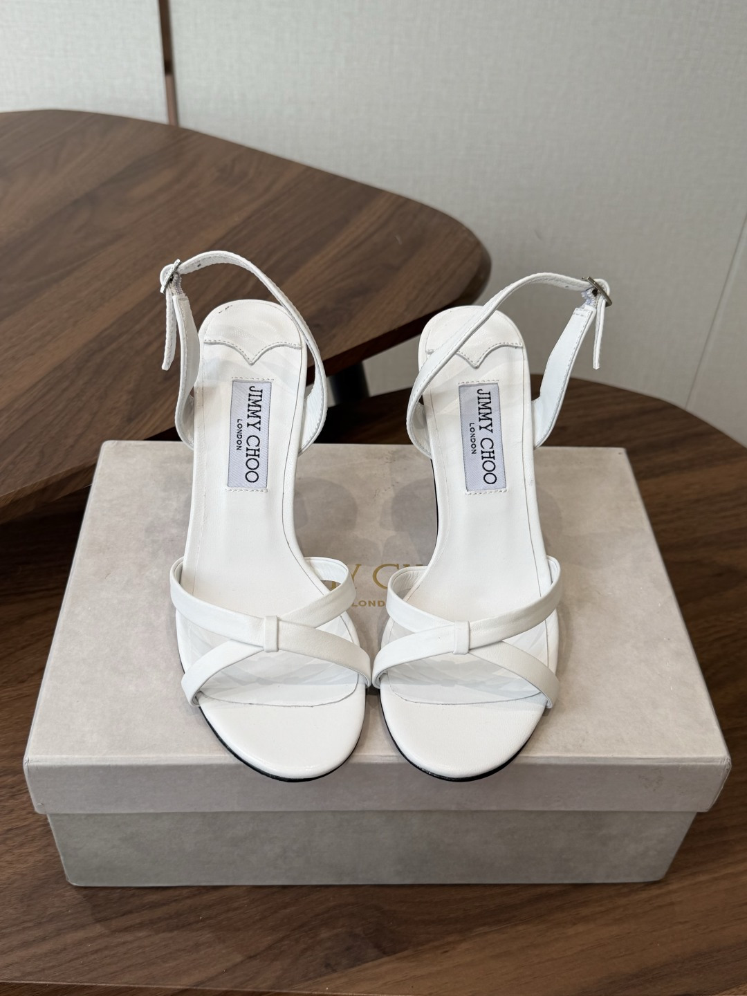 Jimmy Choo 26ss 春夏 系列JC新款 高跟拖鞋 凉鞋模糊鞋履与珠宝配饰之间的界线 鲜明 J