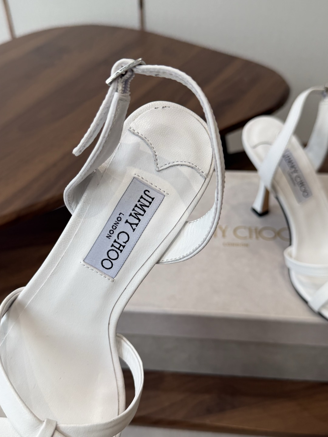 Jimmy Choo 26ss 春夏 系列JC新款 高跟拖鞋 凉鞋模糊鞋履与珠宝配饰之间的界线 鲜明 J Jimmy Choo 26ss 春夏 系列JC新款 高跟拖鞋 凉鞋模糊鞋履与珠宝配饰之间的界线 鲜明 J